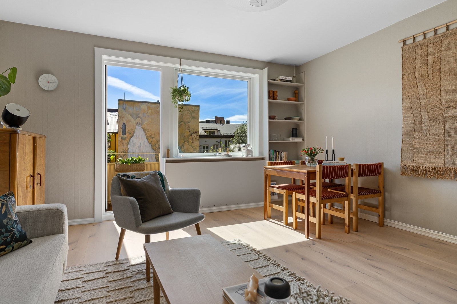 Store vindusflater sørger for rikelig med naturlig lys og en luftig romfølelse. Galleribilde
