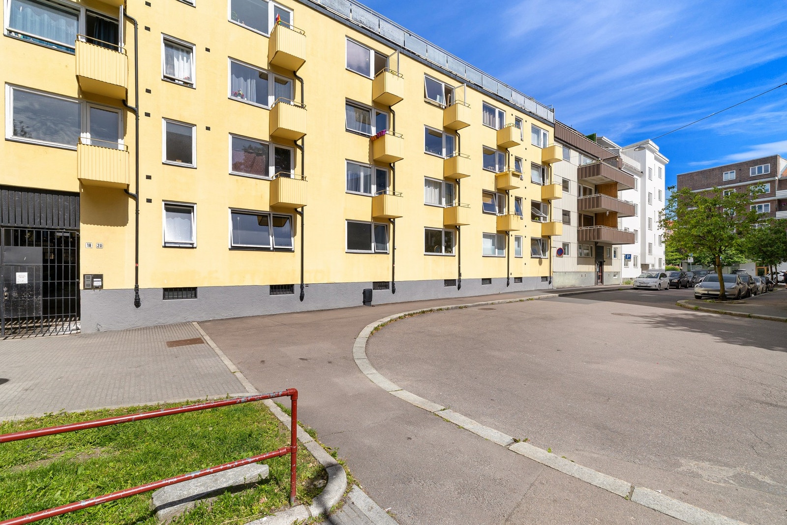 Boligen ligger sentralt på Nedre Tøyen, med kort vei til Botanisk hage, Tøyenparken, kollektivtransport, butikker, kafeer og populære serveringssteder. Galleribilde
