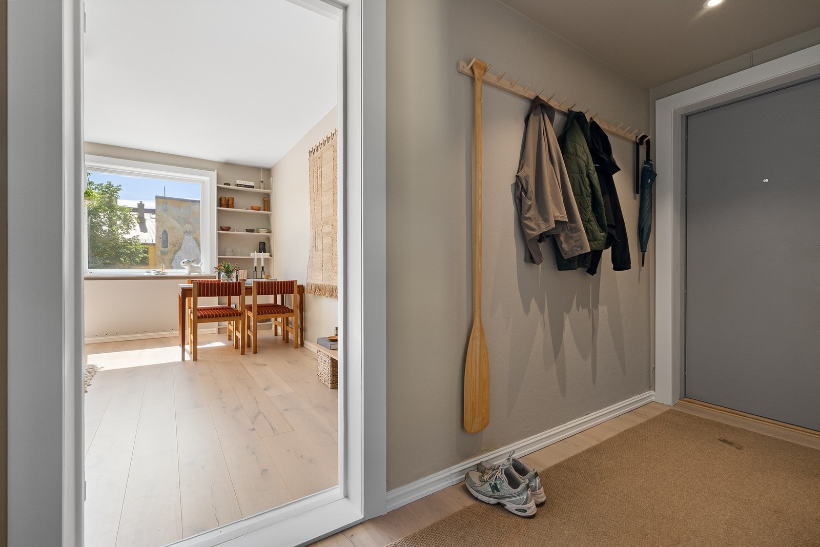 Entréen ønsker deg velkommen med god plass til oppbevaring av yttertøy og sko. Galleribilde