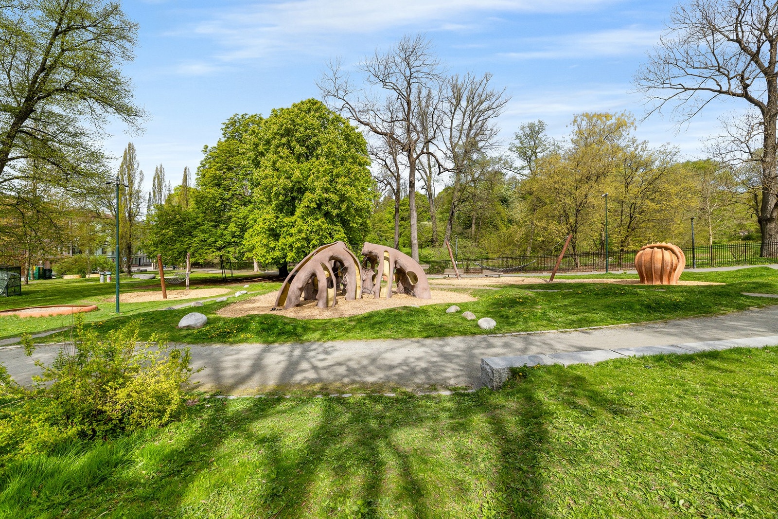 Moderne lekeplass i Botanisk hage, et populært utfartssted for både store og små. Galleribilde