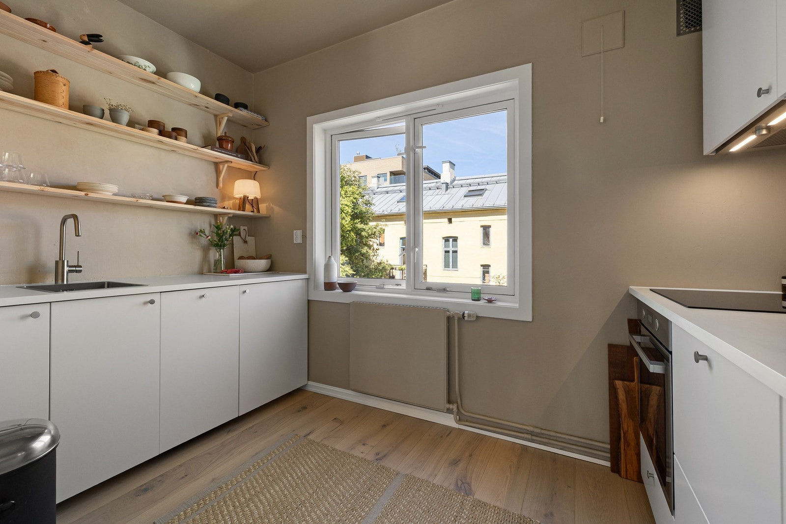 Stilrent kjøkken fra 2025 med integrerte hvitevarer og moderne uttrykk. Galleribilde