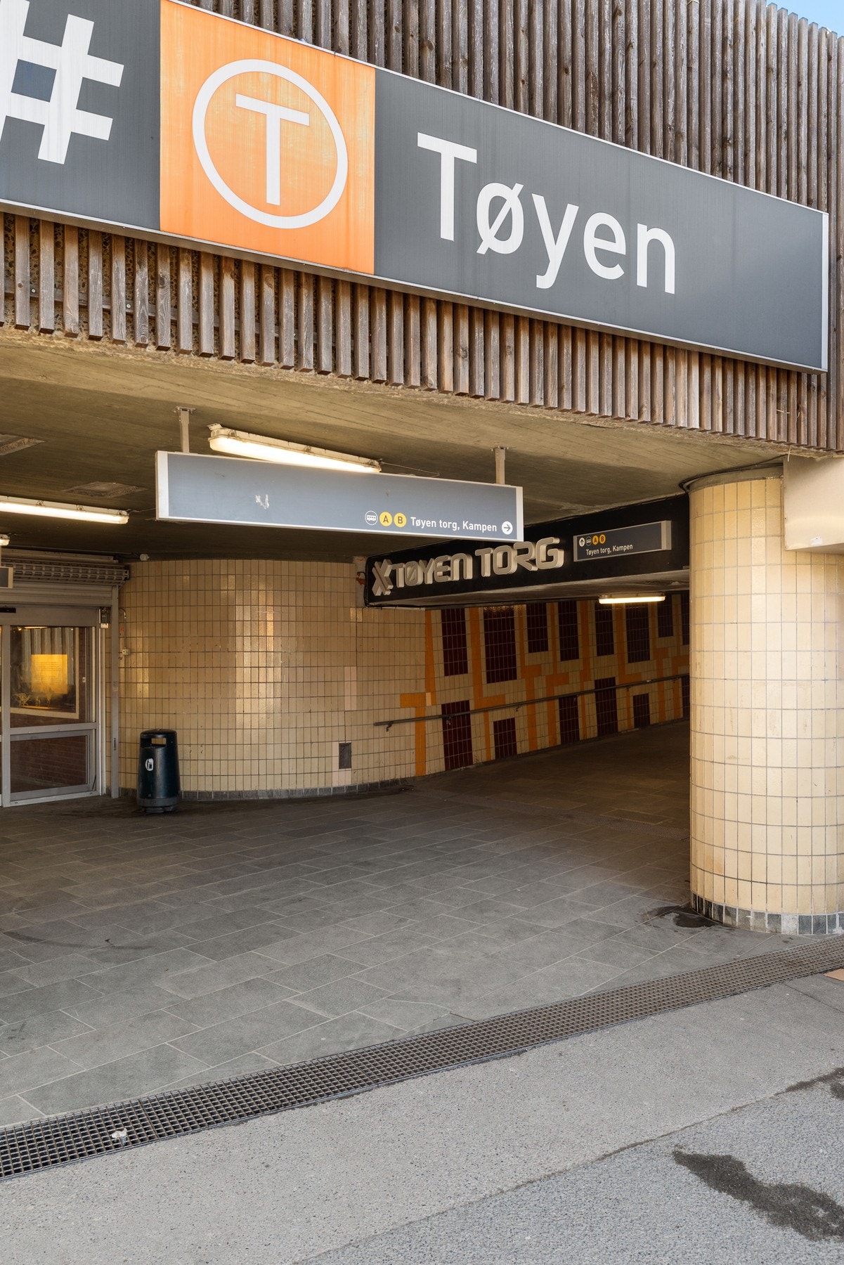 Kort vei til Tøyen T-banestasjon med enkel tilgang til resten av byen. Galleribilde