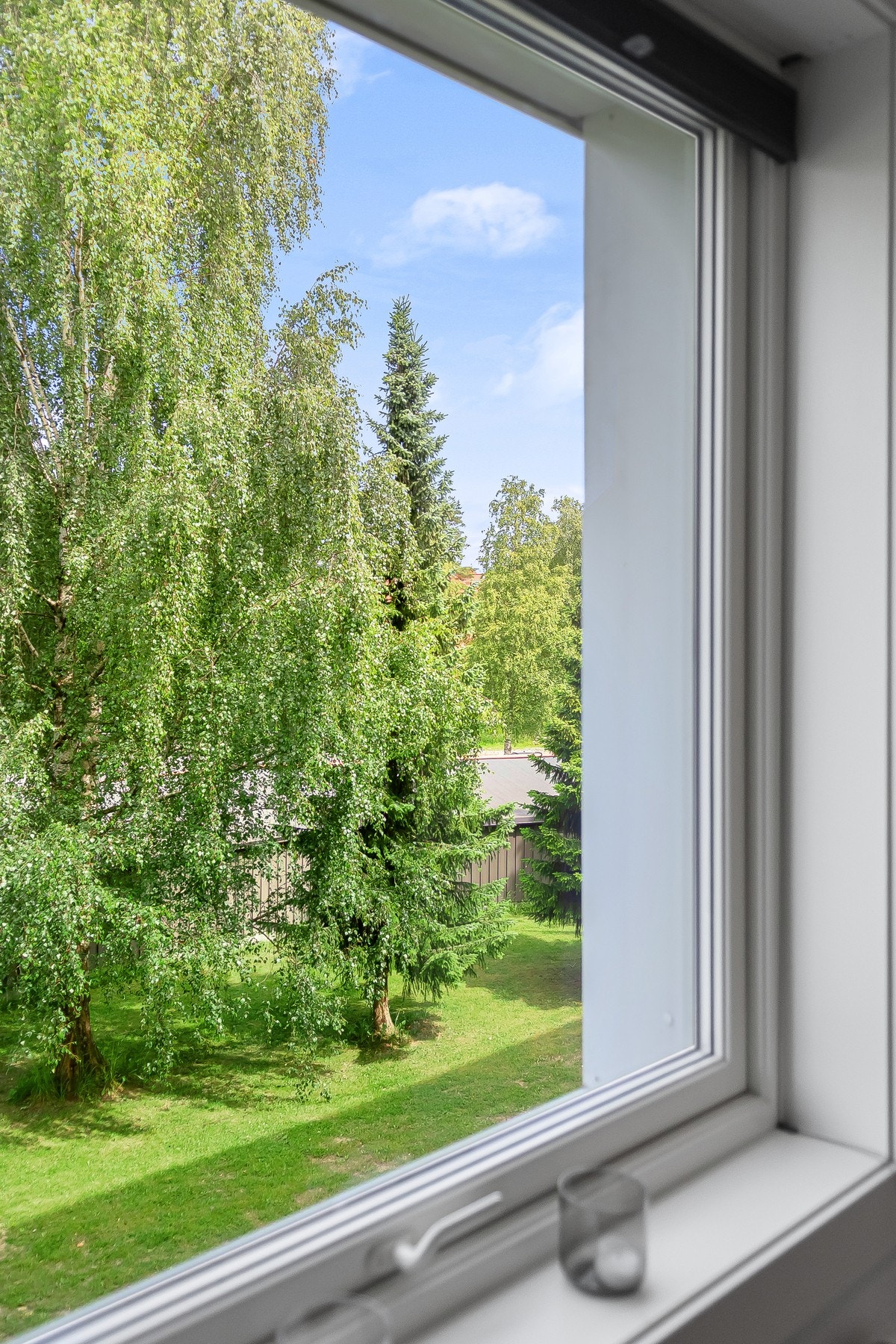 Herlig utsyn fra soverom 2 mot frodige fellesarealer. Galleribilde