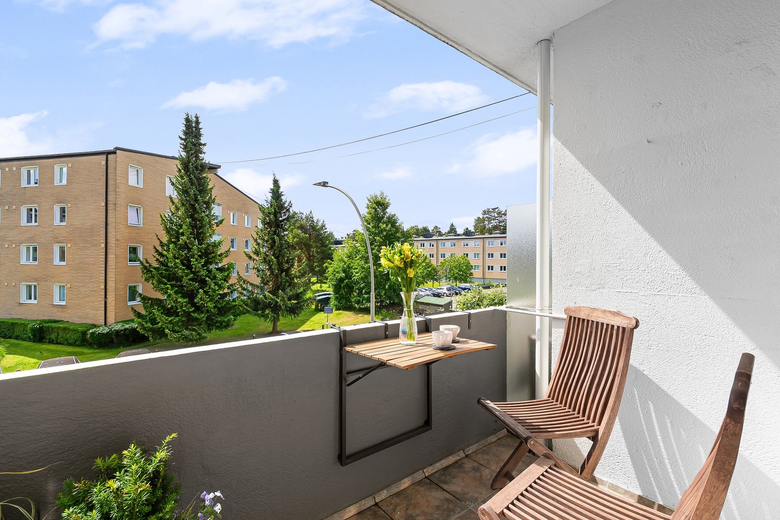 Leiligheten vender mot borettslagets fellesarealer. Galleribilde