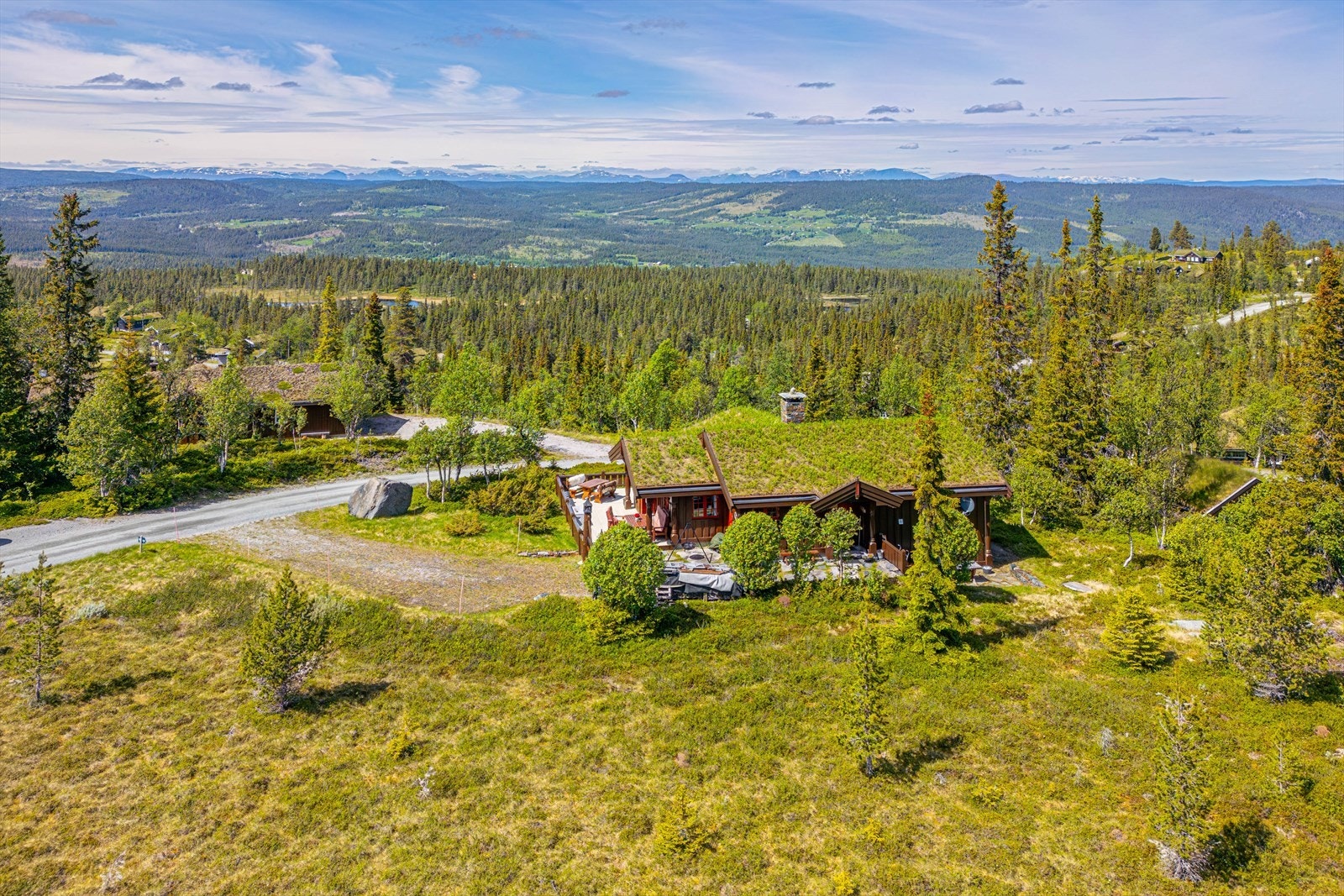 Her har du en nydelig utsikt mot fjella i vest og nord Galleribilde