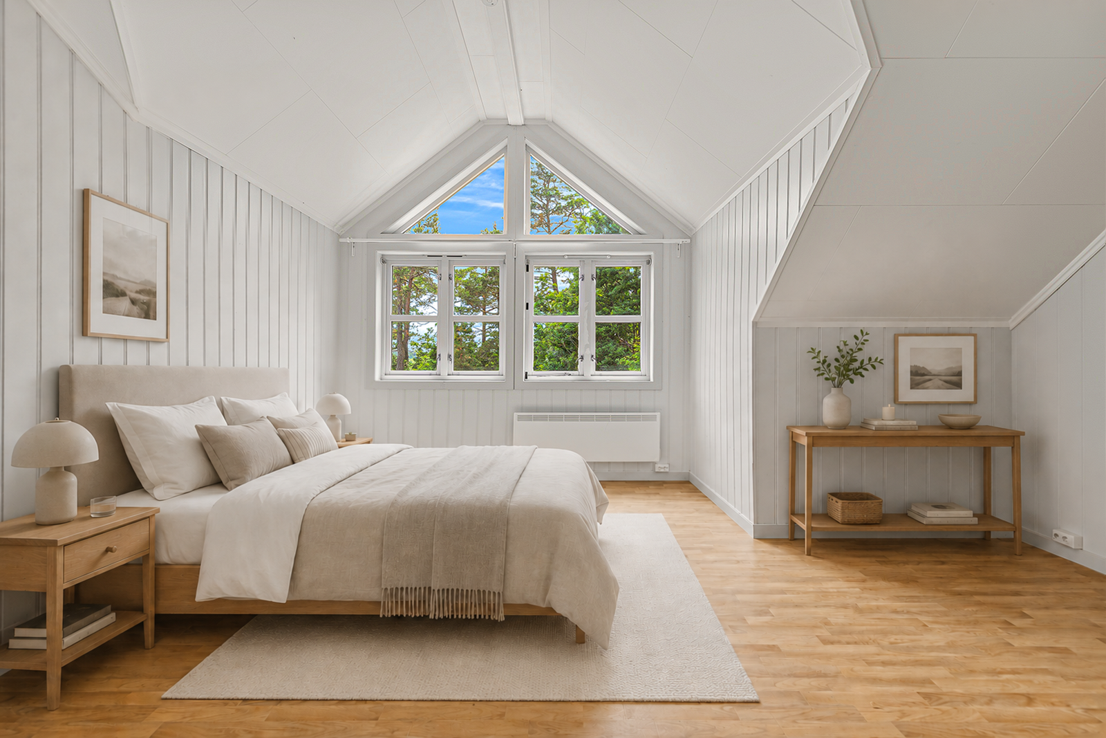 Stort hovedsoverom med plass til dobbeltseng, nattbord og garderobe. Galleribilde