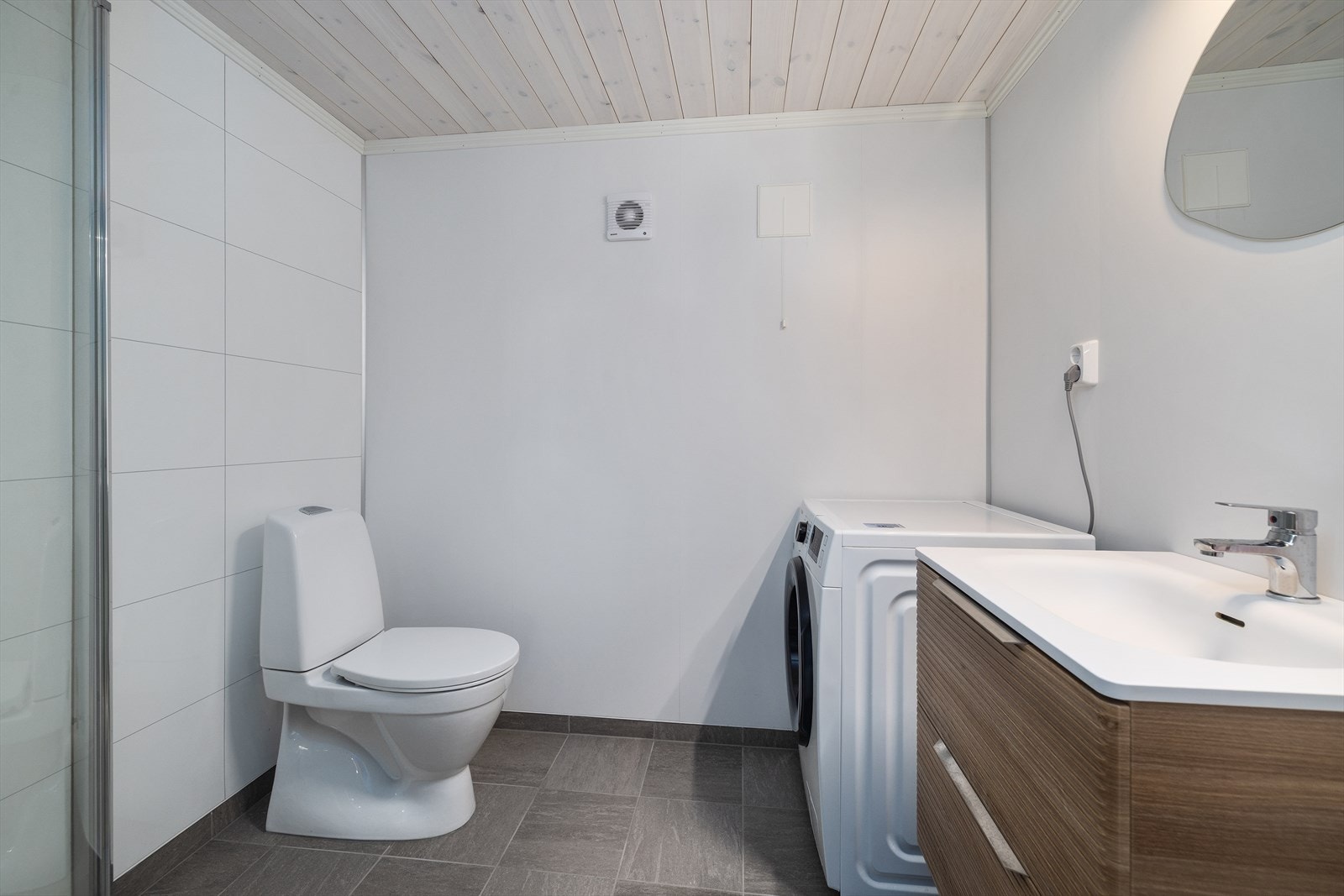 Badet i leilighet 3 har flislagt gulv med varmekabler og våtromsplater på veggene. Galleribilde