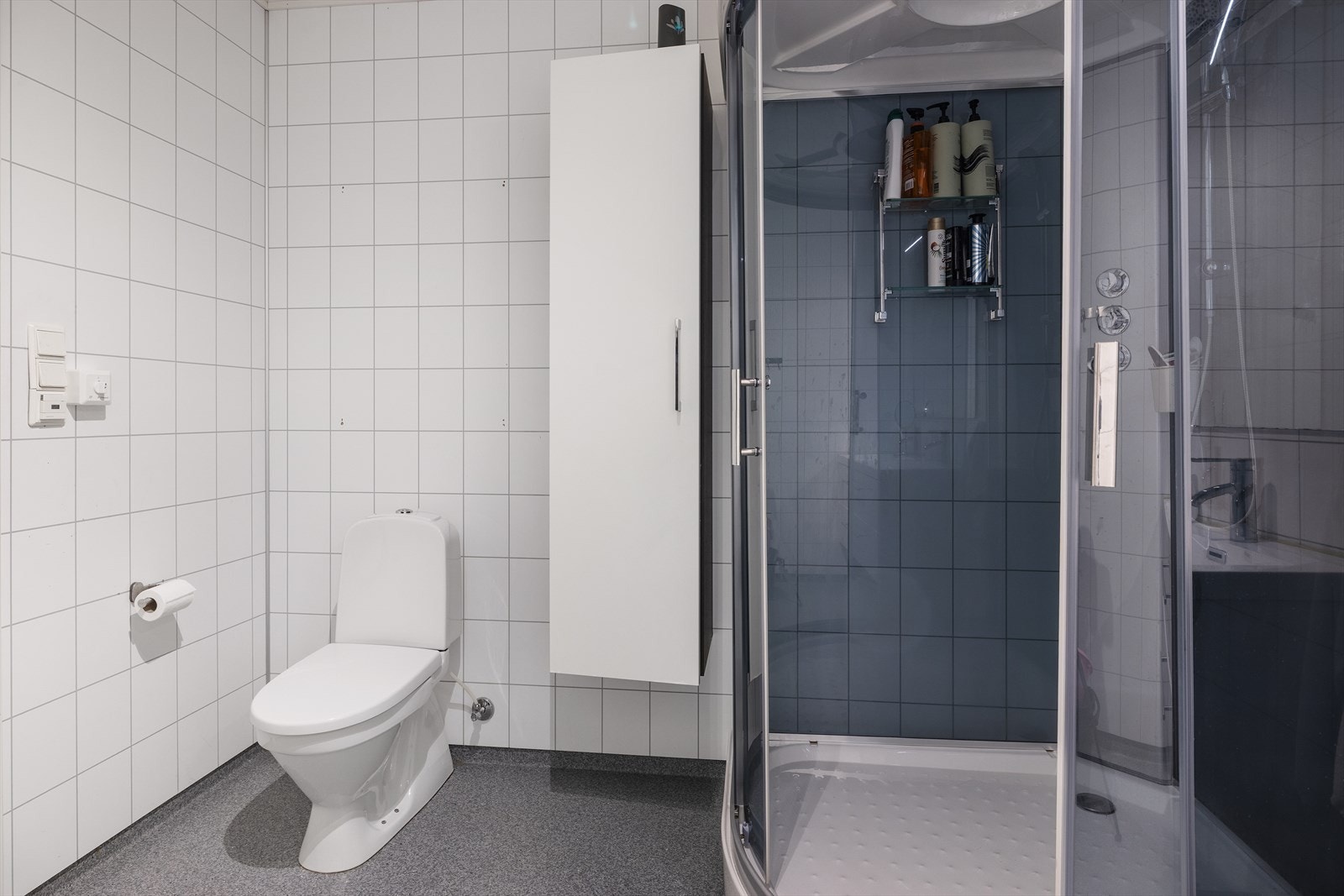Detalj fra badet i leilighet 4, som har gulvbelegg og våtromsplater. Galleribilde
