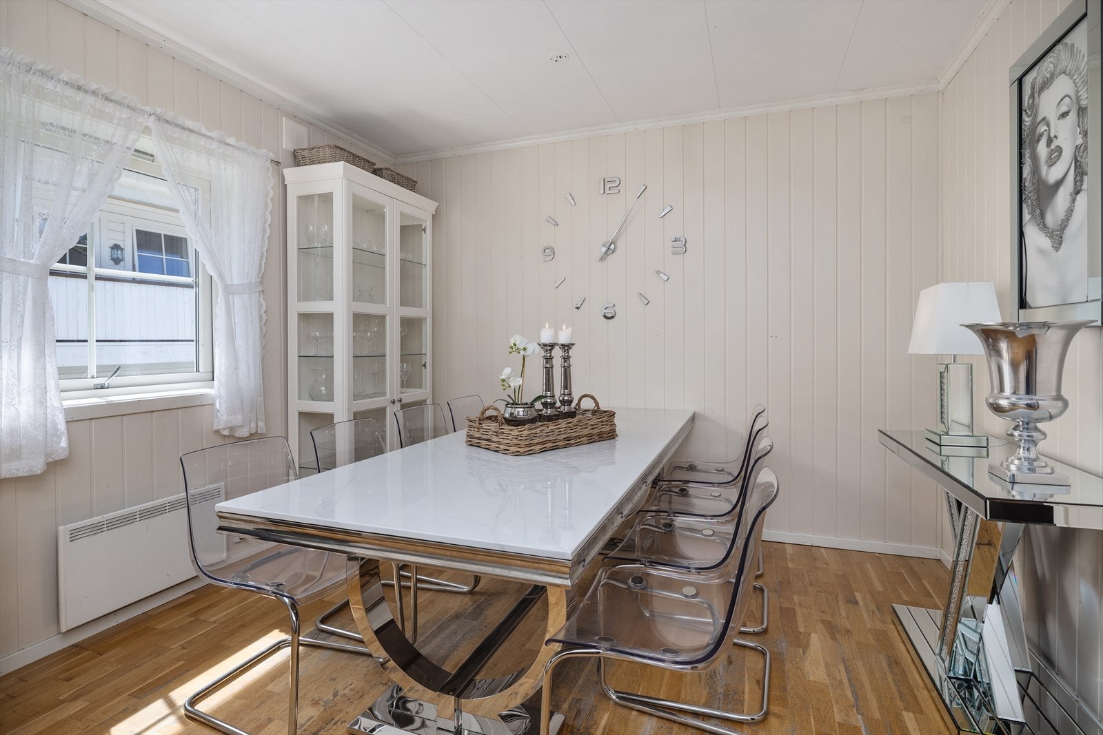 Leiligheten har en egen spisestue med plass til langbord for sosiale sammenkomster. Galleribilde