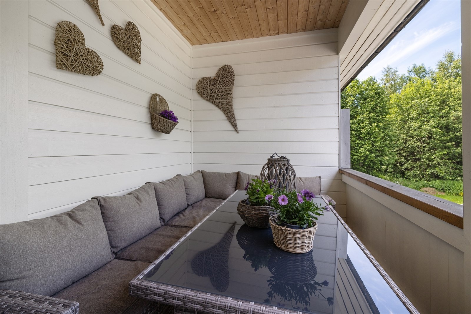 Denne takoverbygde verandaen på 12 m² tilhører en av leilighetene i andre etasje. Galleribilde