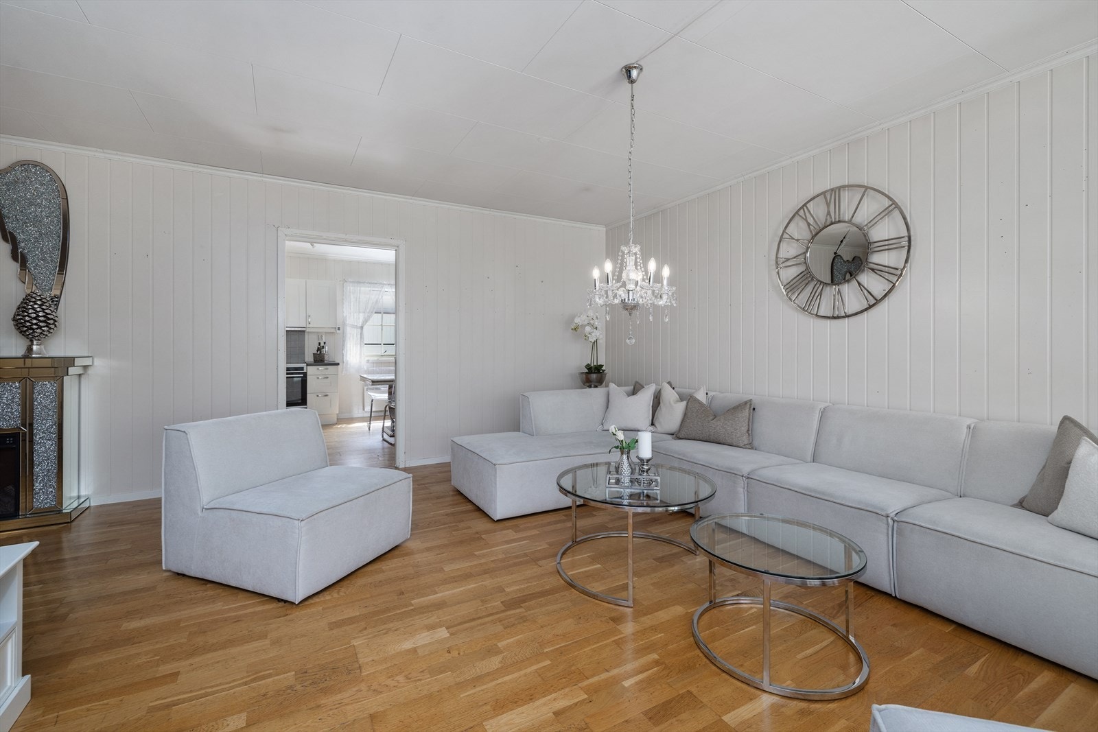 Fra stuen er det en åpen passasje mot spisestuen og kjøkkenet. Galleribilde