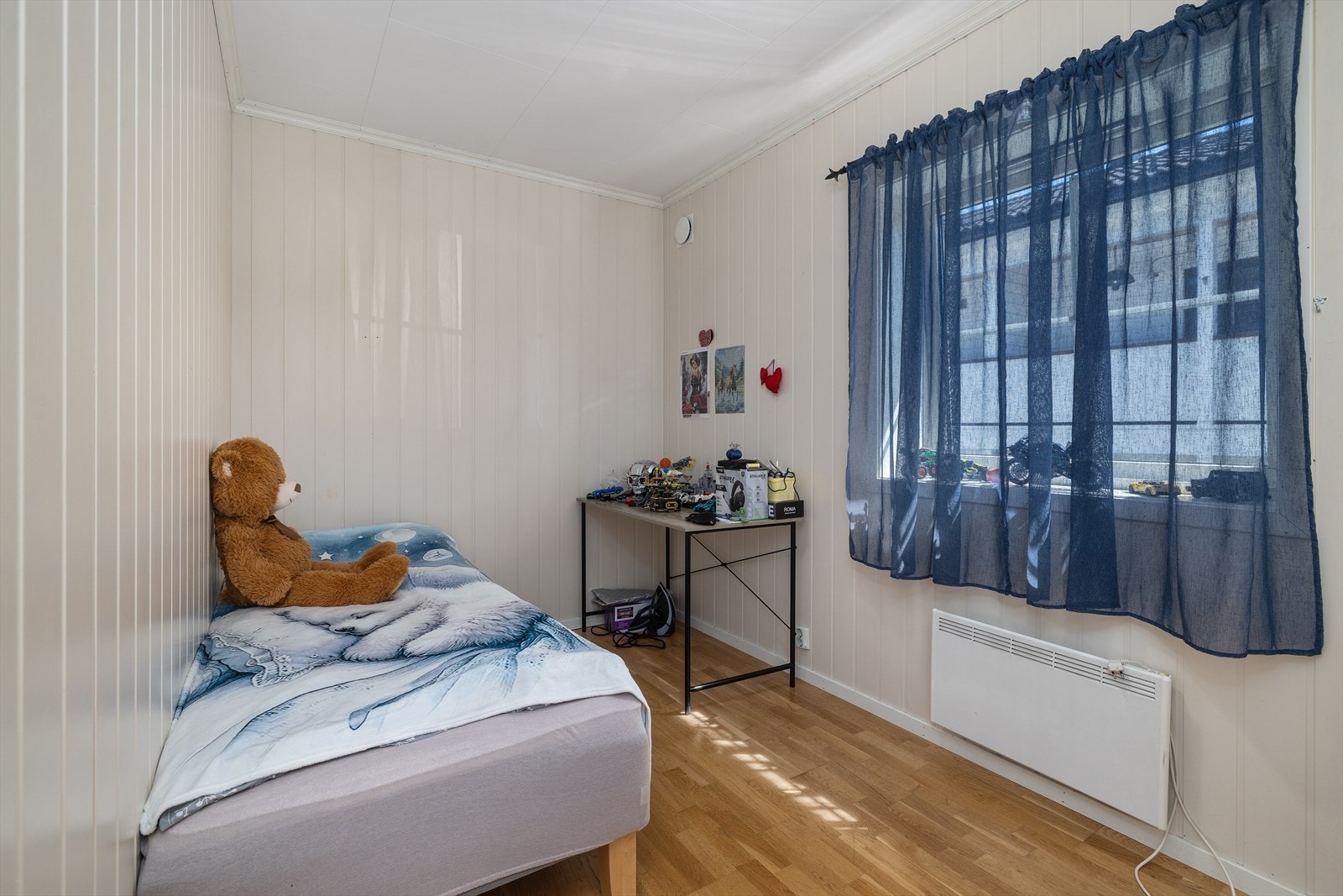 Soverommene har malte panelplater på veggene og vinduer med 2-lags isolerglass. Galleribilde