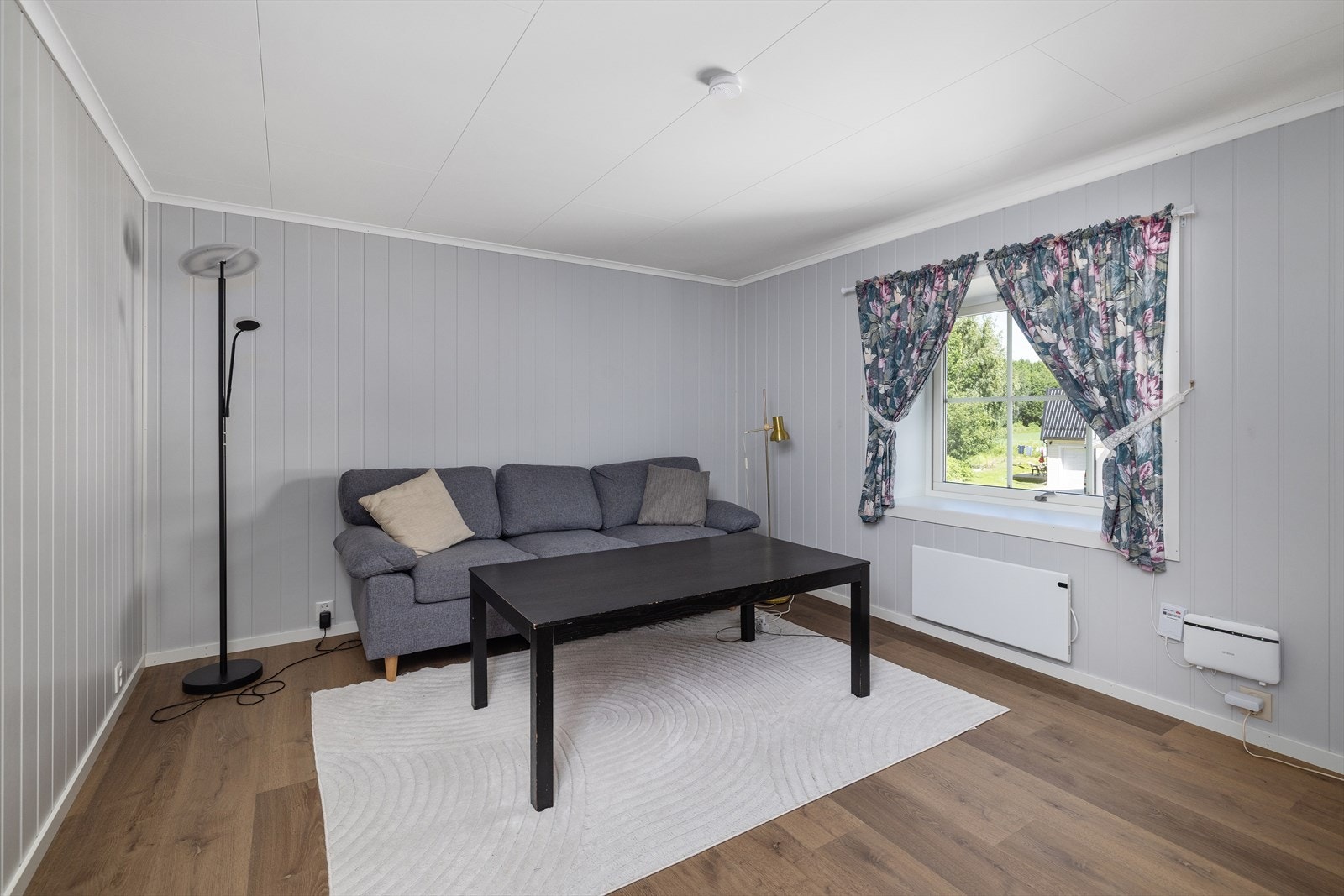Stue i leilighet 3. Takhøyden i denne enheten er målt til ca. 2,18 meter. Galleribilde