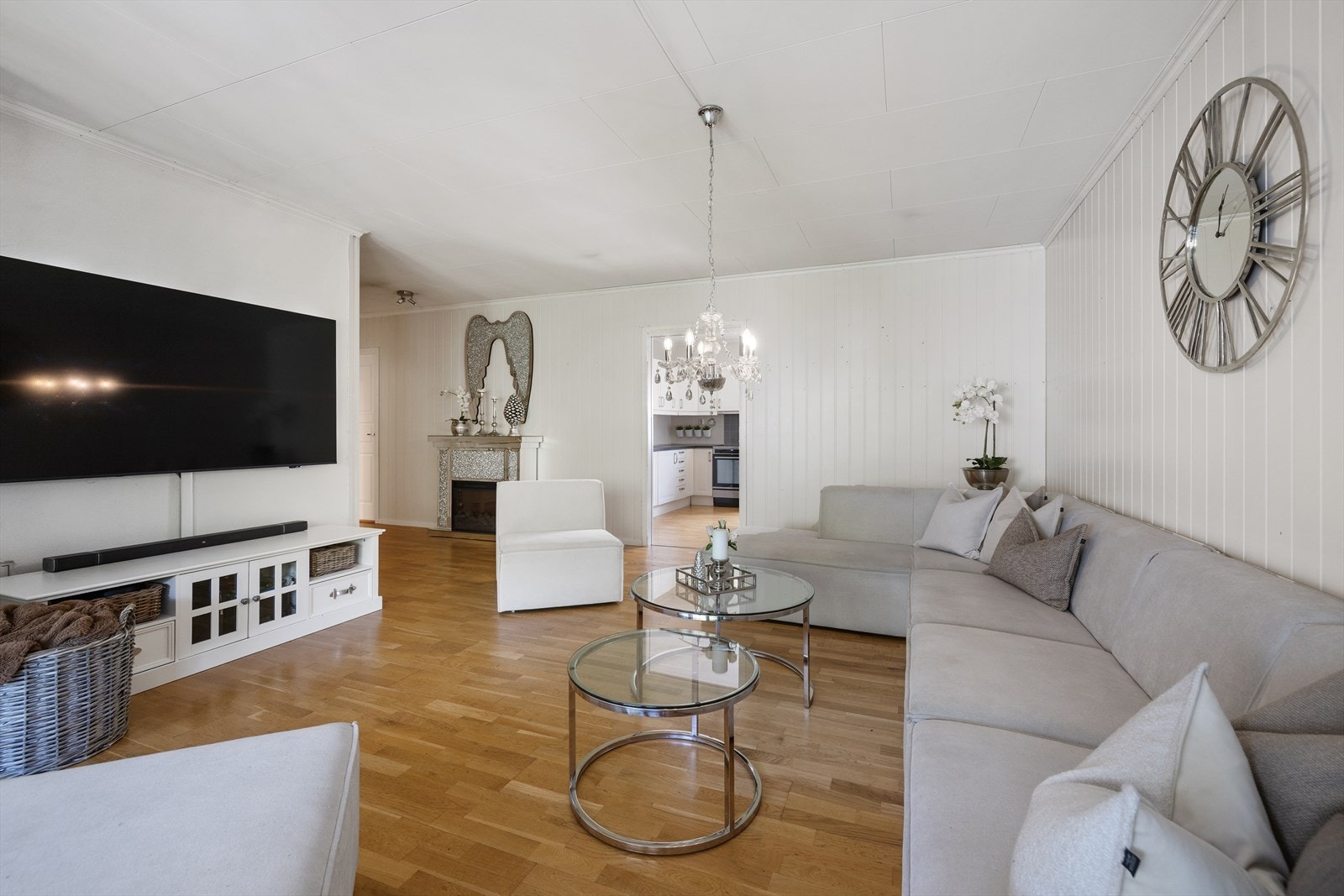 Romslig stue i leilighet 4, med god plass til en stor sofagruppe. Galleribilde