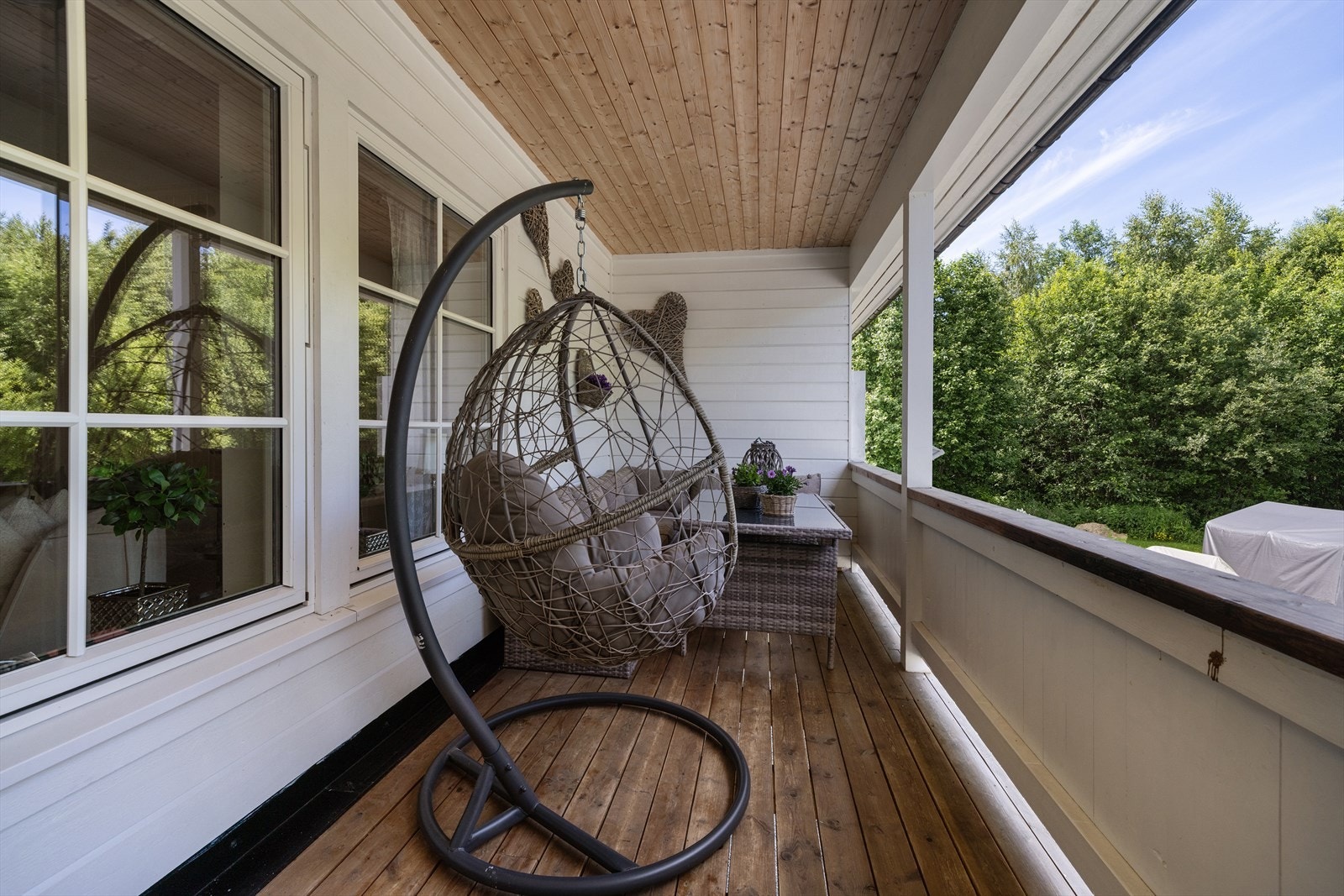 Leilighet 4 har en takoverbygget veranda på 11 m² med utgang fra stuen. Galleribilde