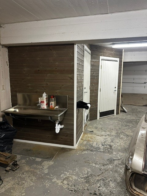 Garasjen er utstyrt med toalettrom, vask og har egen inngang fra bakgården. Galleribilde