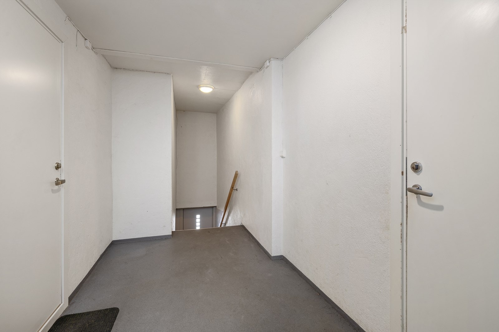 Felles trapperom med slitesterkt gulvbelegg og adkomst til enhetene i andre etasje. Galleribilde