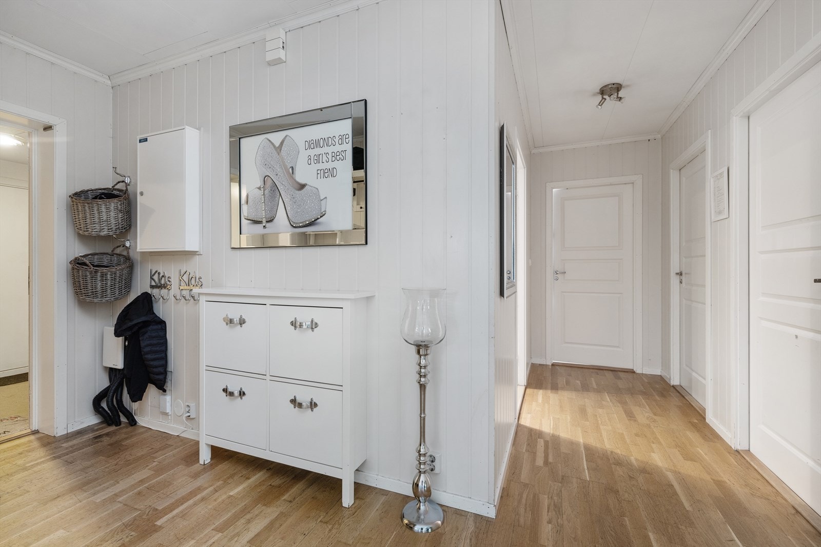 Entré i den største leiligheten på ca. 100 m², med parkett på gulvet. Galleribilde