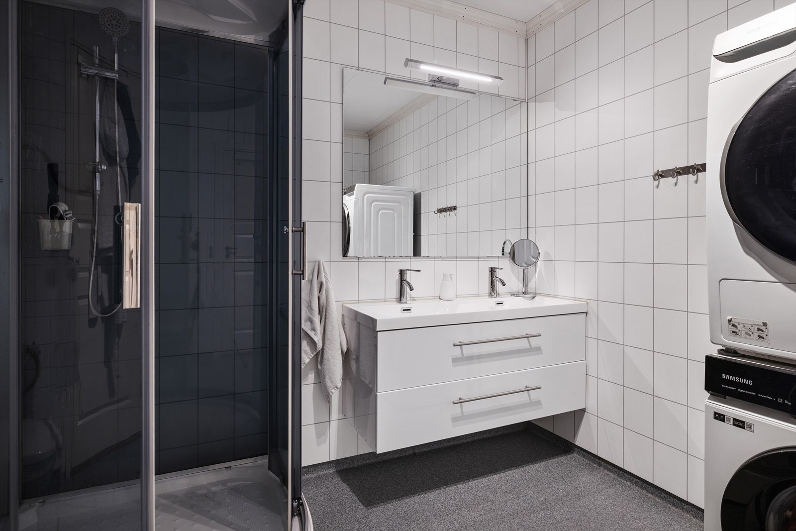 Badet i leilighet 4 er utstyrt med dobbel servant, varmekabler og opplegg for vaskemaskin. Galleribilde