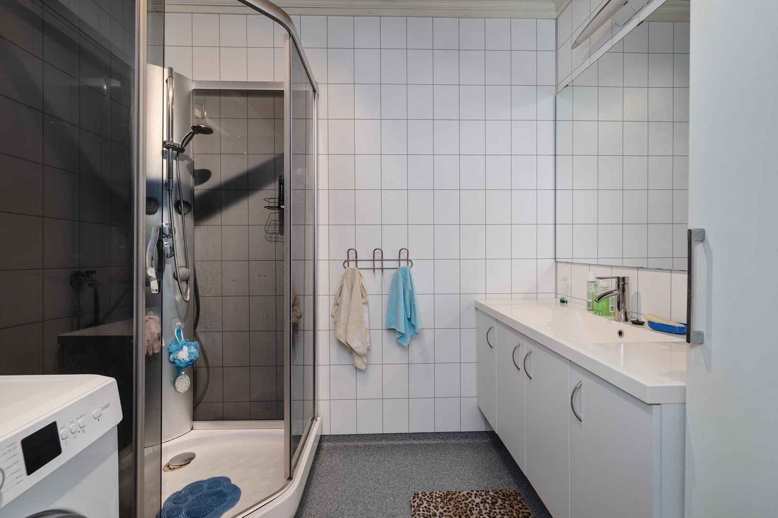 Alle fire leilighetene har bad med varmekabler. Her med gulvbelegg og dusjkabinett. Galleribilde