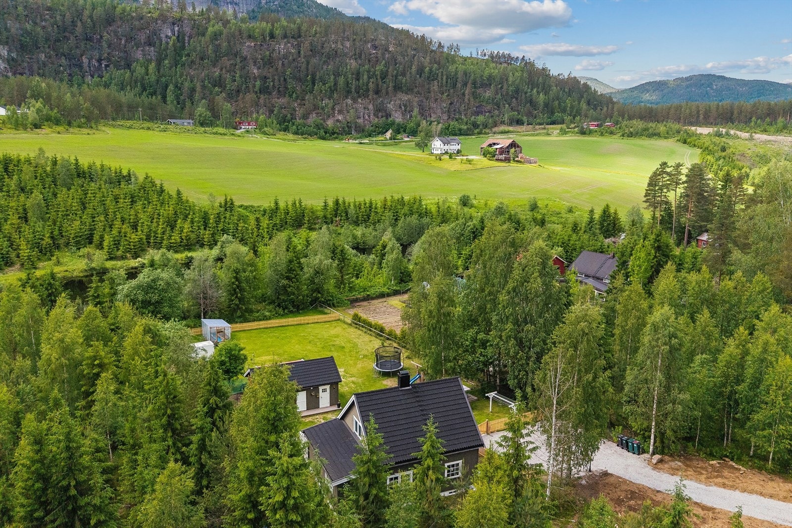 Eiendommen ligger landlig og skjermet til, omgitt av frodig natur og grønne omgivelser som gir privat atmosfære. Galleribilde