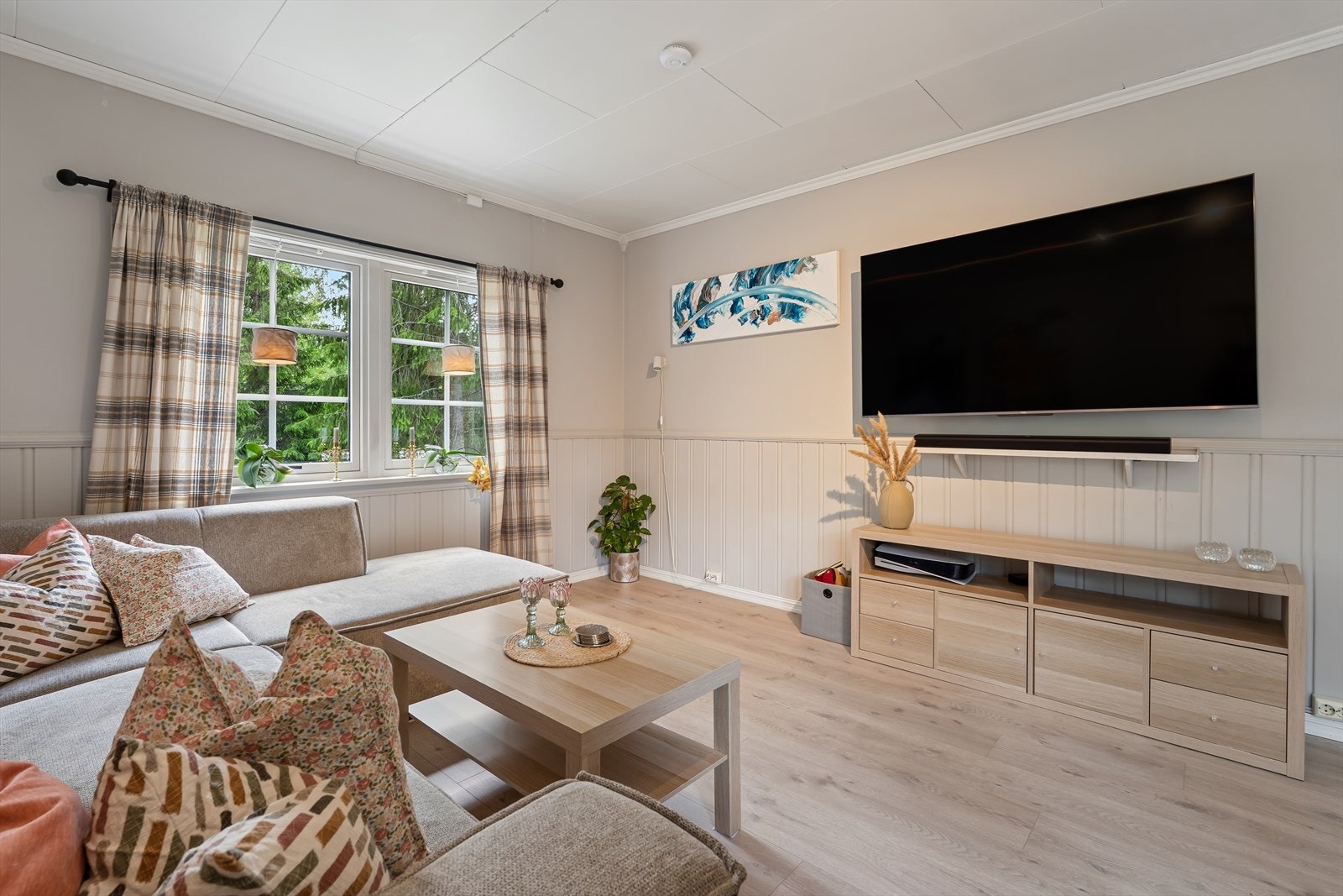 Stuen har moderne preg, god plass til TV-sone og perfekt samlingssted for koselige familiestunder. Galleribilde