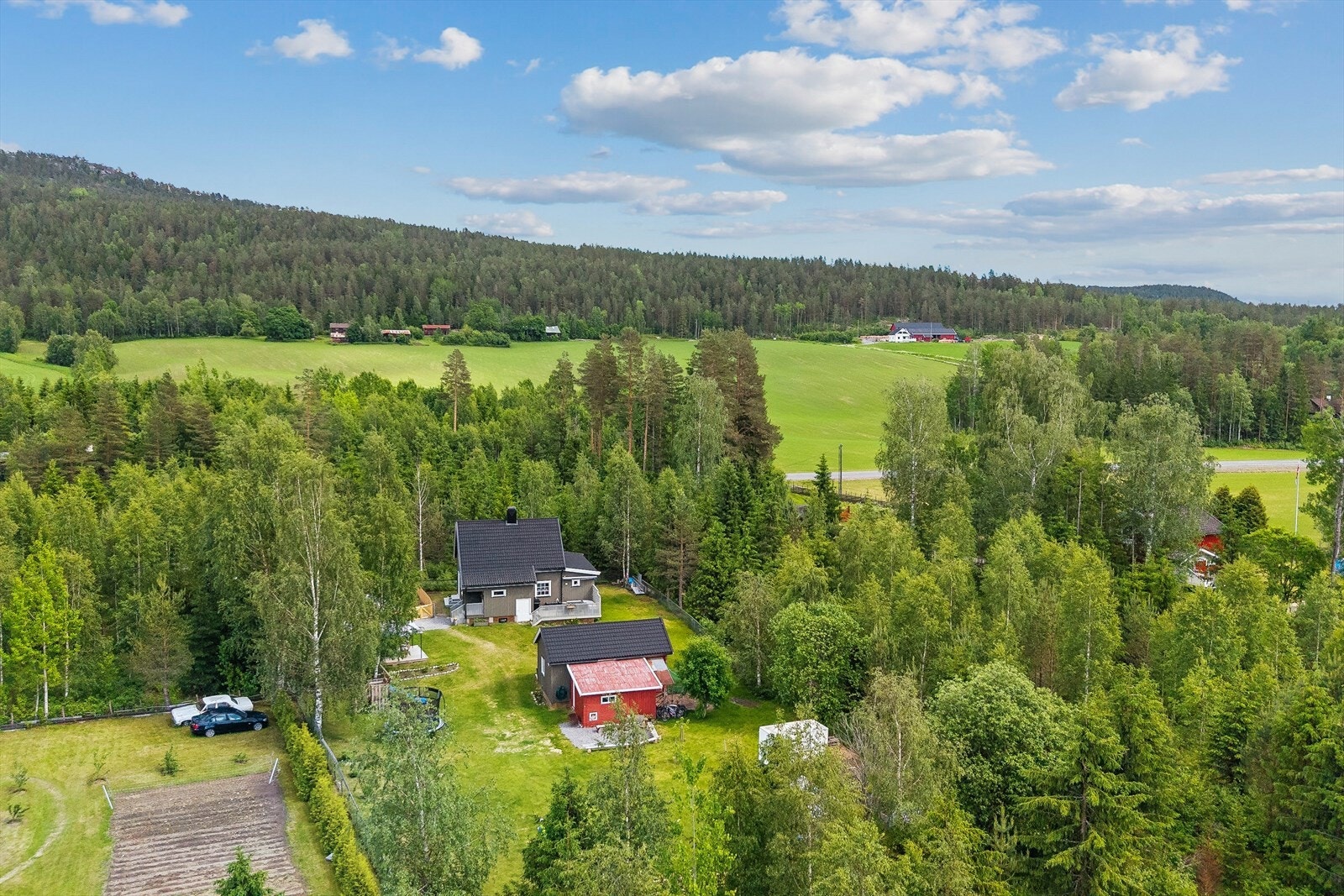Nydelige omgivelser med vidstrakt utsikt over jorder og skog - et perfekt område for deg som ønsker nærhet til naturen Galleribilde