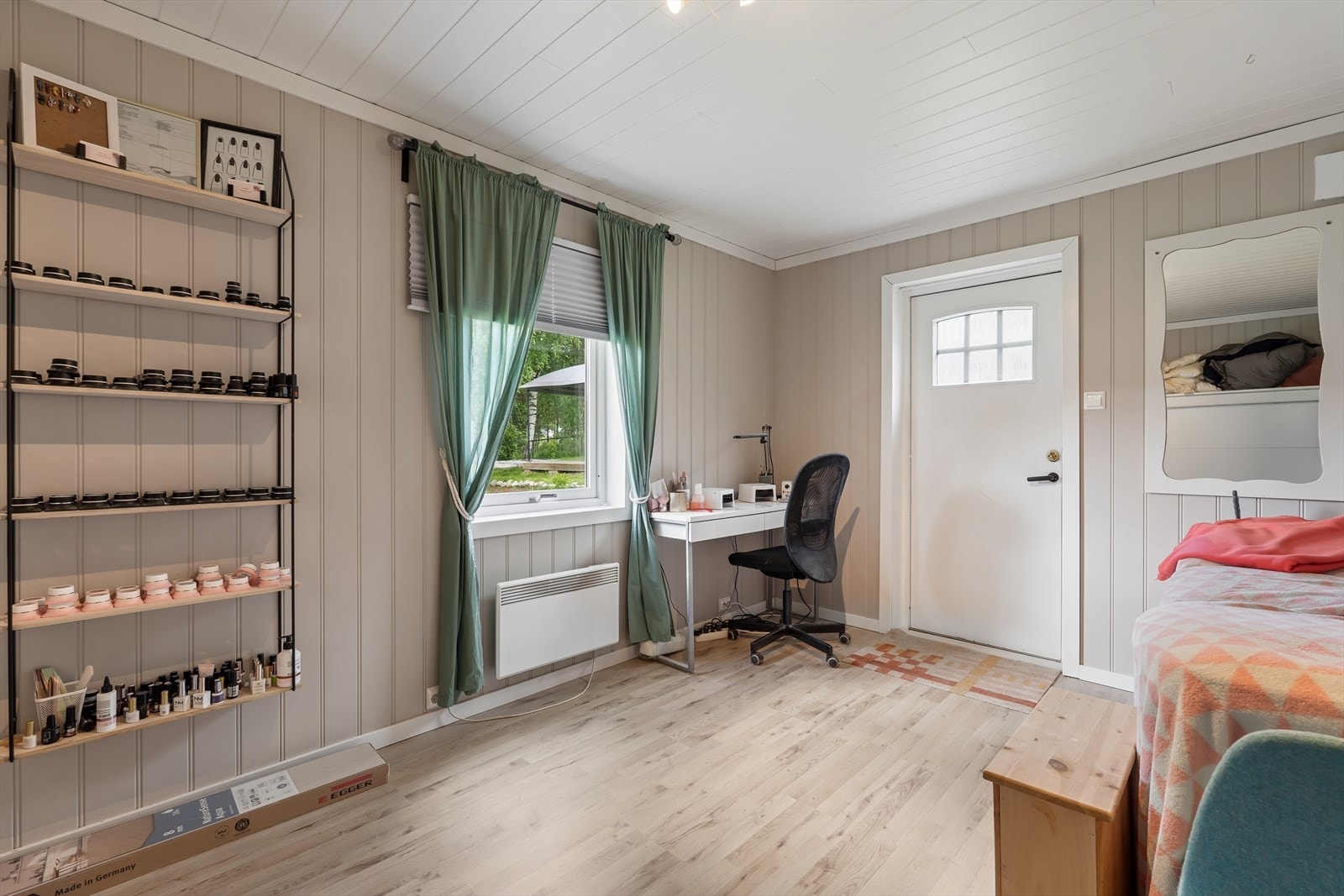 En del av boden er innredet og isolert. Praktisk rom som dekker mange behov/ hobbyer Galleribilde