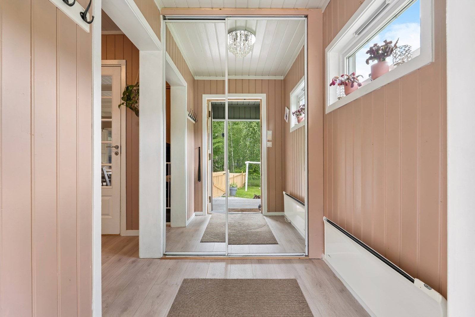 Entréen er malt i flott farge med god plass og skyvedørs garderobe til å henge av seg klær og plassere sko som er i daglig bruk Galleribilde