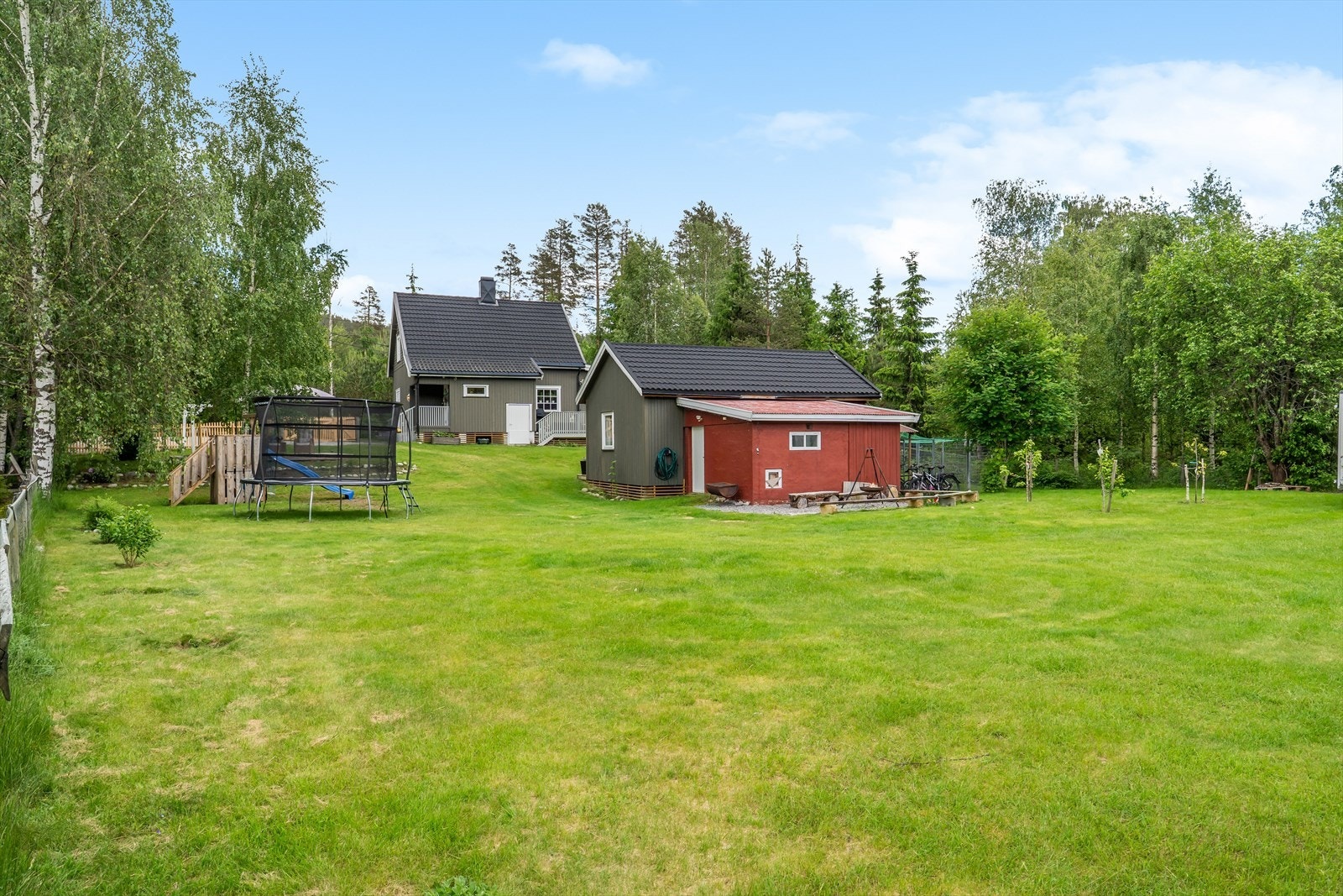 Stor og åpen tomt på ca. 1700 kvm som tilbyr rikelig med boltreplass Galleribilde