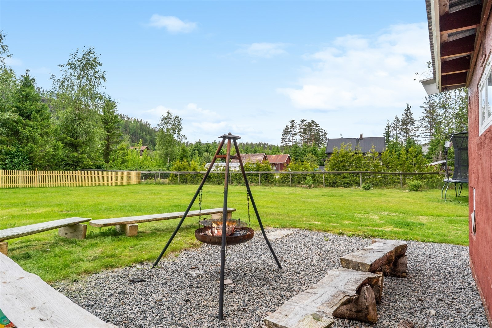 Romslig og skjermet hage med gode solforhold, bålplass og fin utsikt mot naturskjønne omgivelser Galleribilde