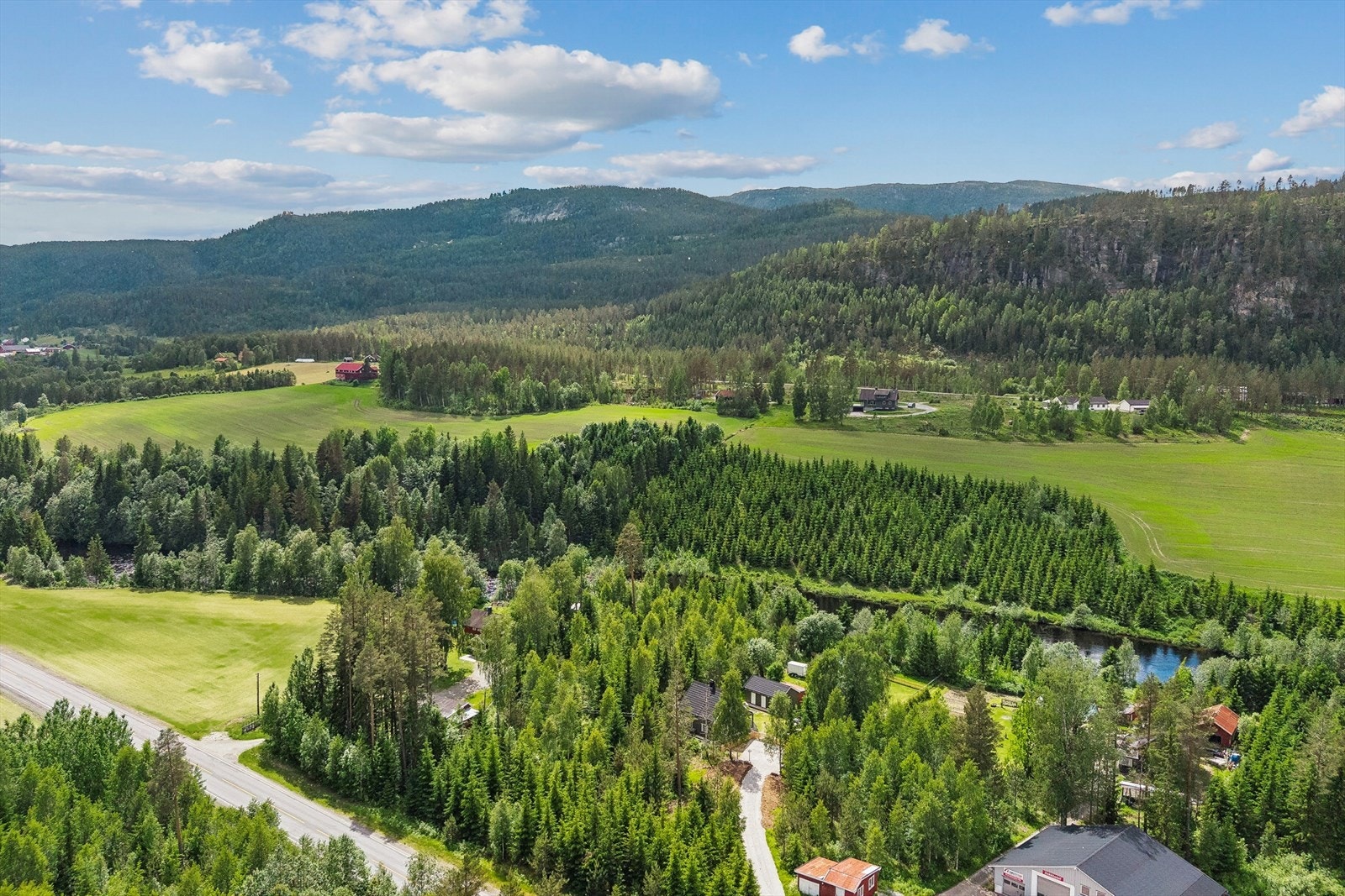 Eiendommen har gode solforhold og utsyn mot det vakre landskapet og til Simoa og praktisk adkomst fra Fylkesveien Galleribilde