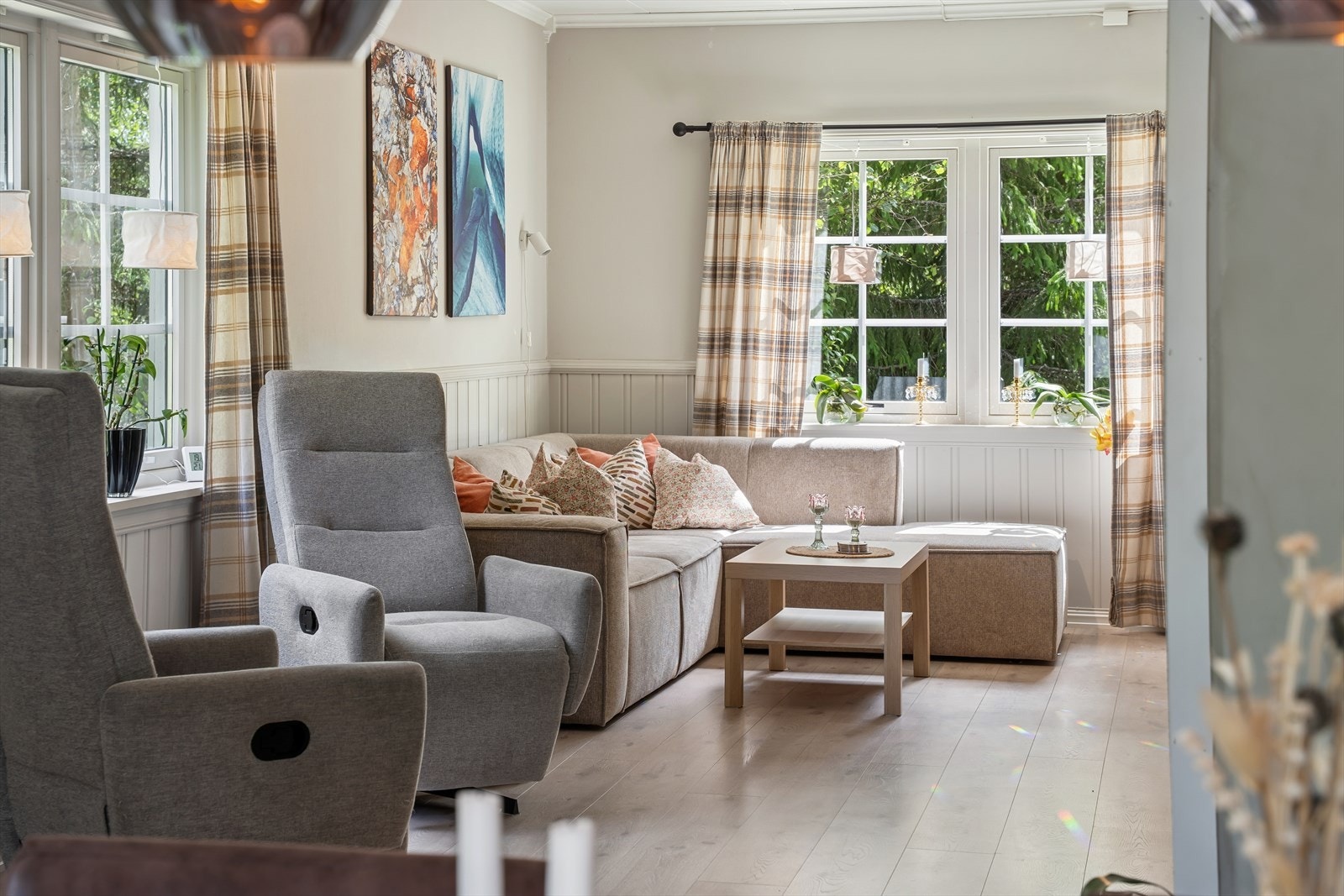 Koselig stuekrok med plass til sofagruppe og lenestoler - et perfekt sted for avslapning og hygge Galleribilde