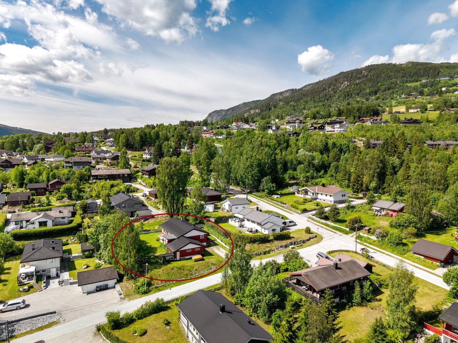 Fra eiendommen er det kort gangavstand til barnehage, skole, idrettsanlegg og butikker. Galleribilde
