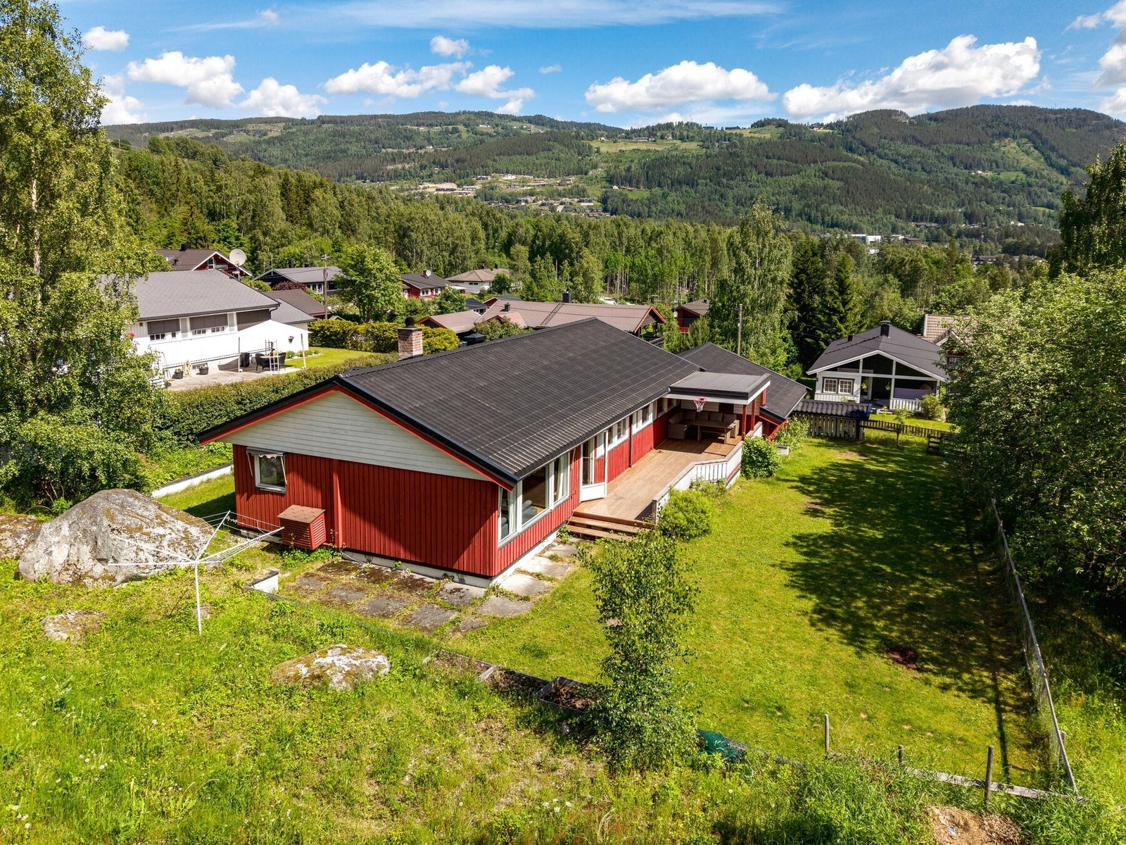 Stor og usjenert hage. Galleribilde