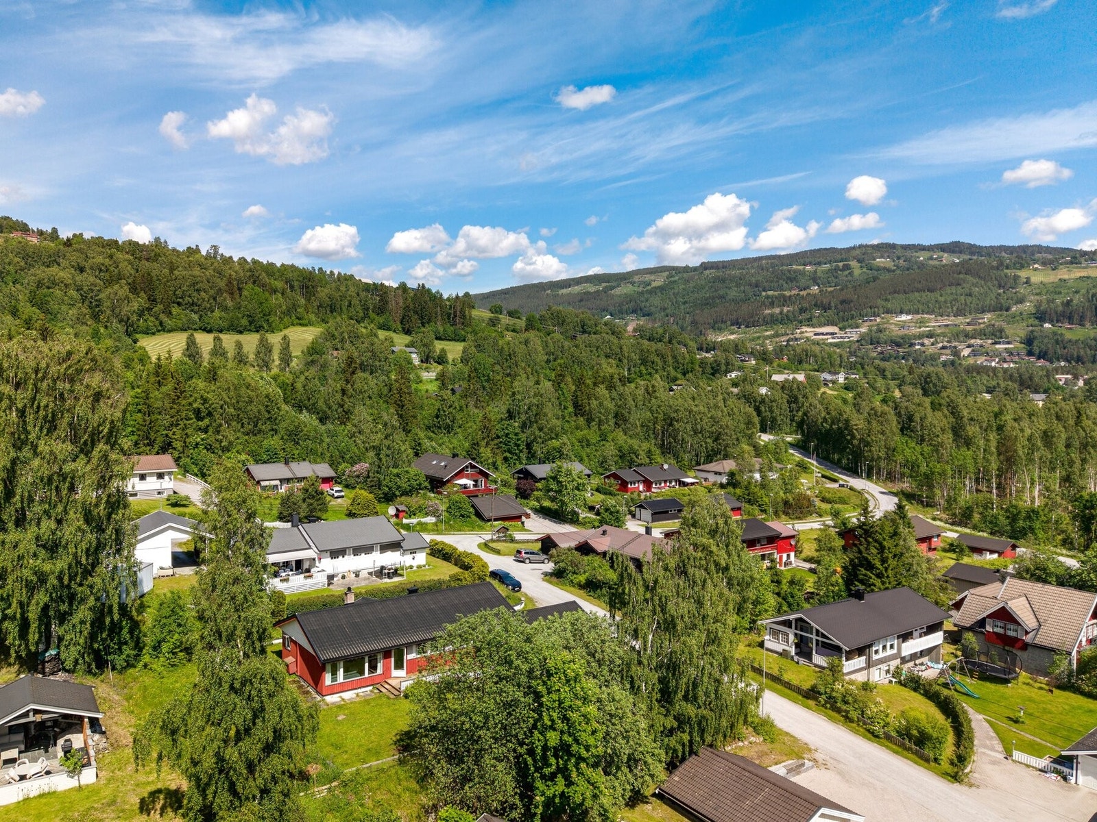 Eiendommen er beliggende i et veletablert boligfelt, ca. 1 km vest for Gol sentrum. Galleribilde