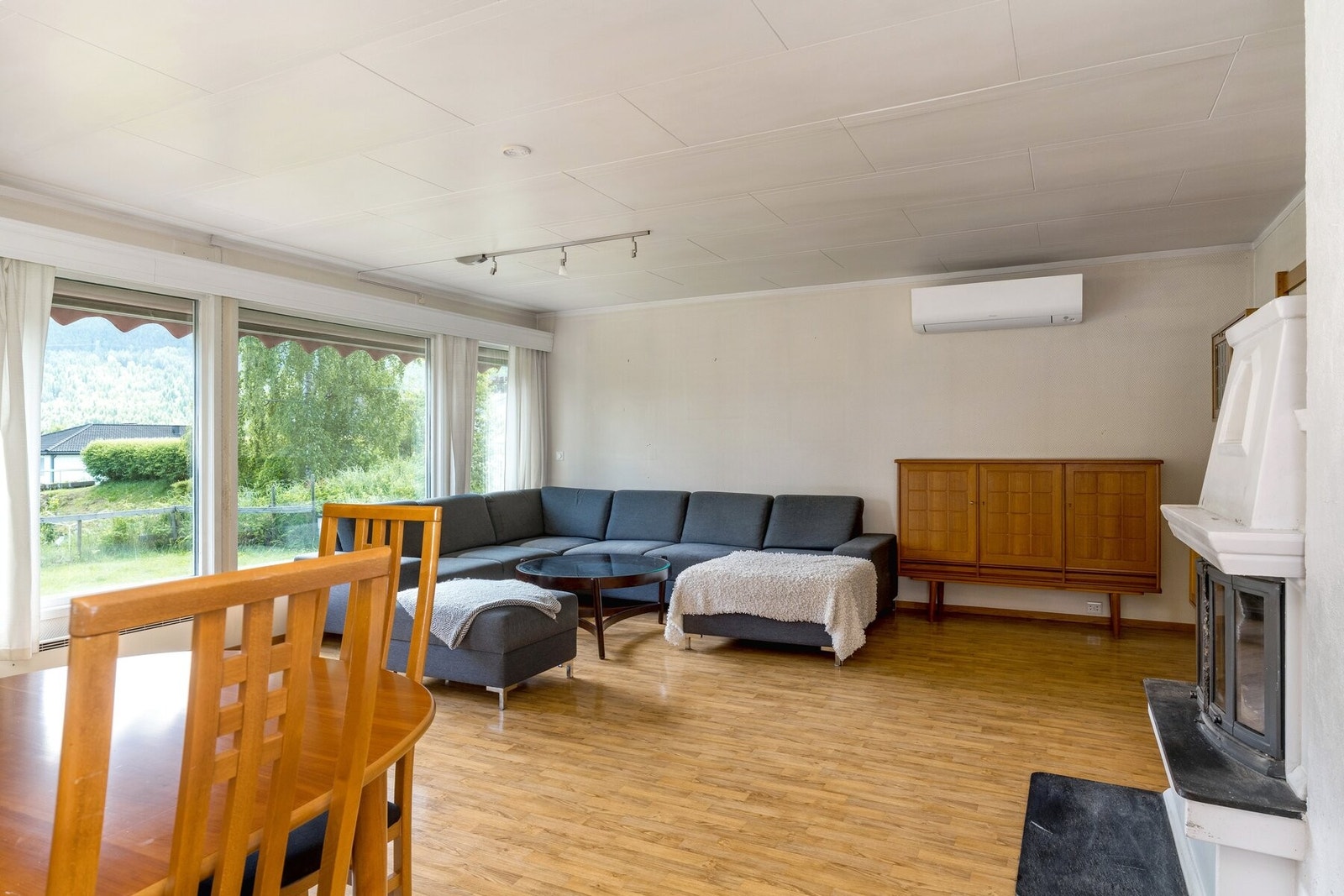 Romslig stue med store vindusflater som slipper inn godt med naturlig lys. Galleribilde