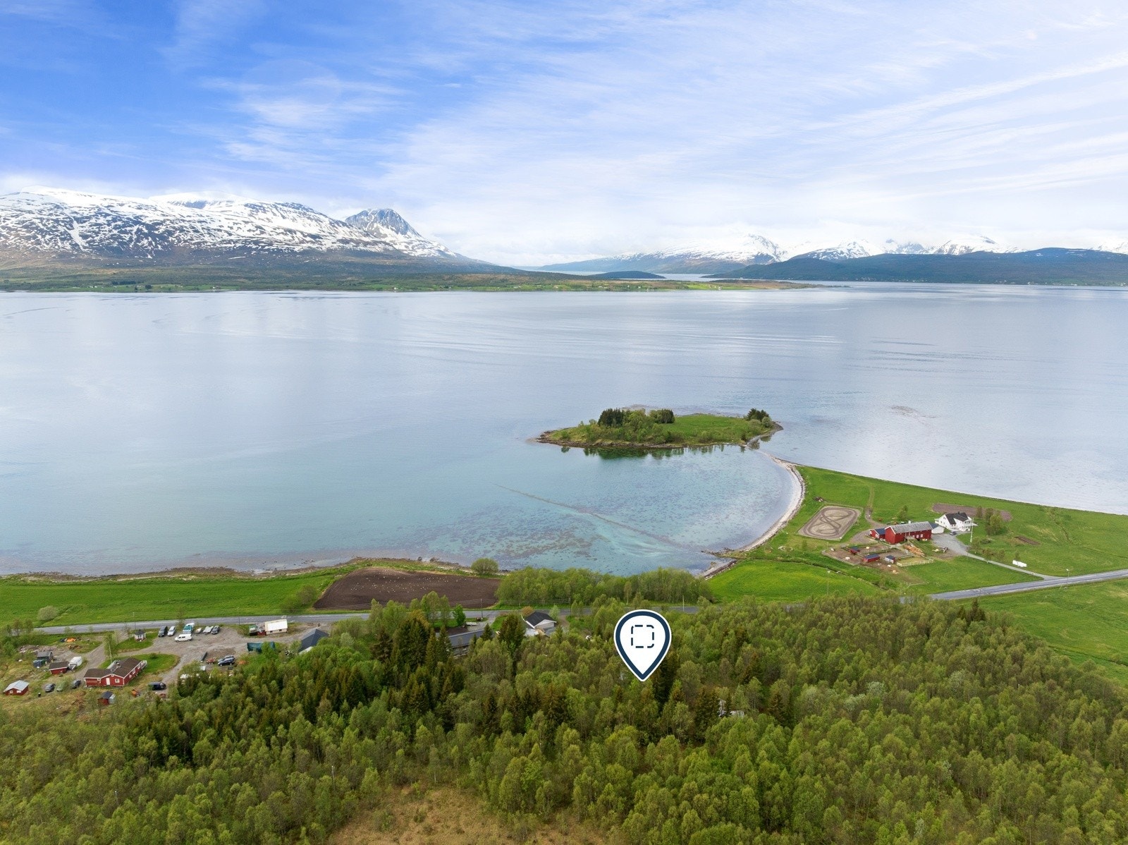 Eiendommen ligger fint til på Berg, ca 15 min kjøretur fra Tromsø