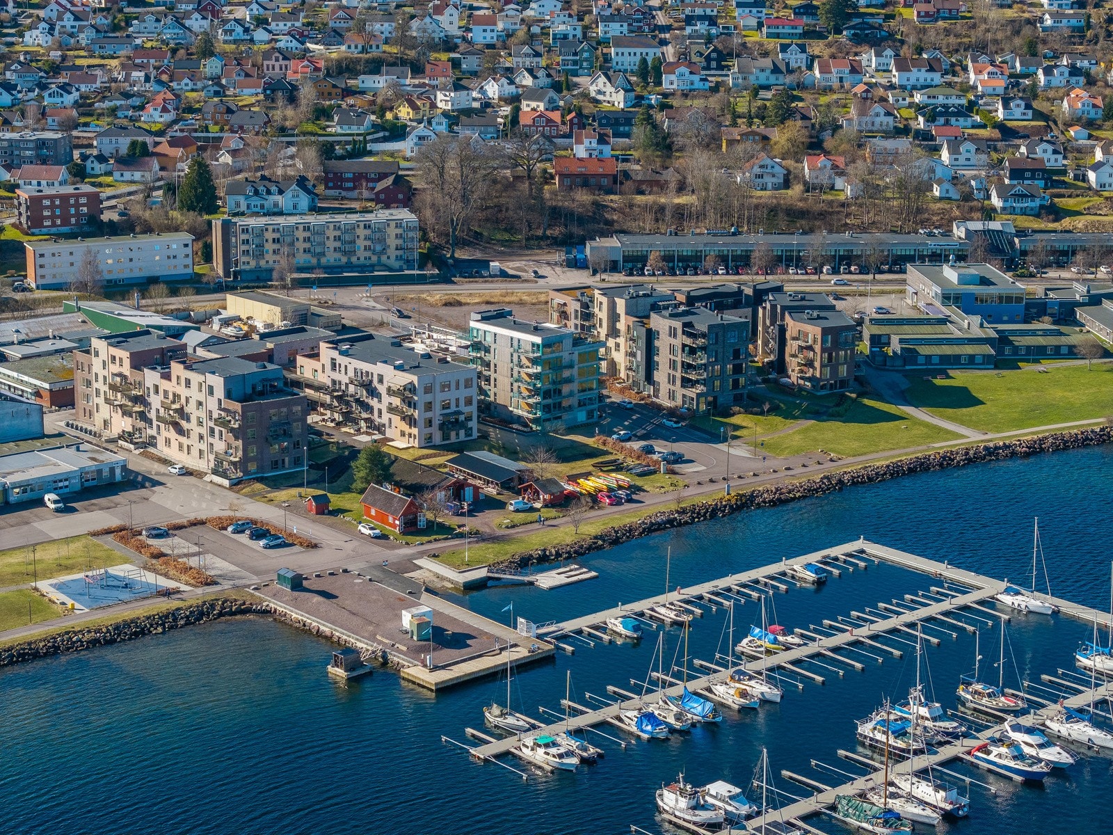 Sjønær beliggenhet med kort vei til småbåthavn, kystparken langs Indre Havn og flotte turområder på Karljohansvern. Galleribilde