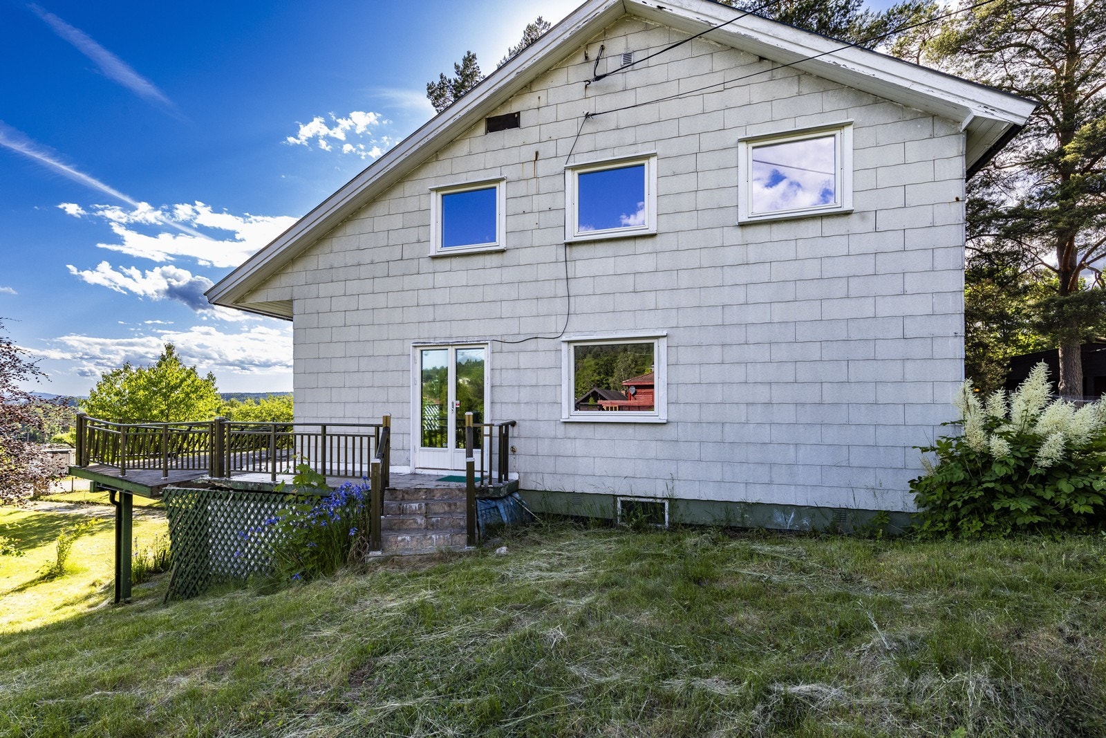 Enebolig fra 1954 med stor tomt og en romslig terrasse på 37 m². Galleribilde