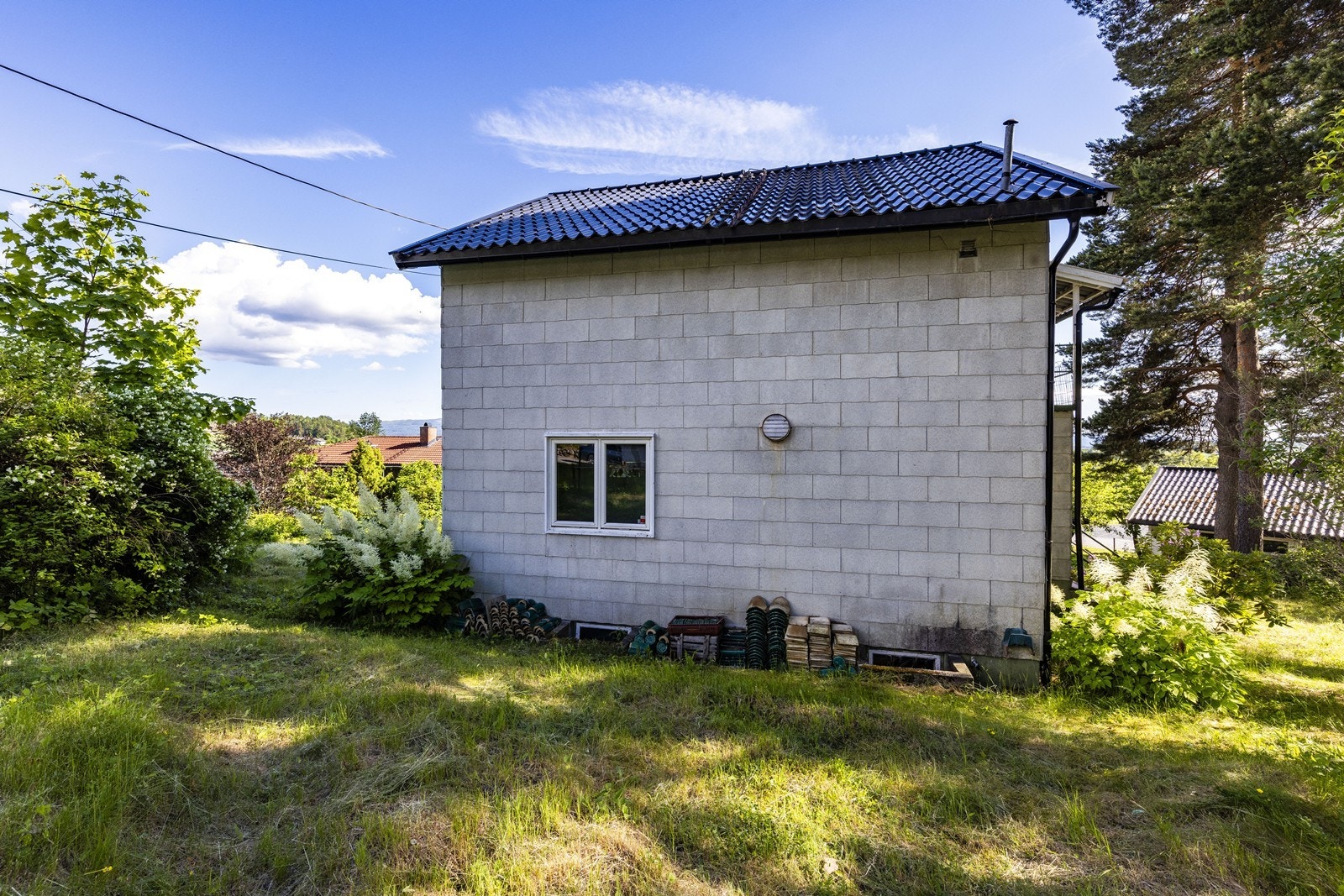 Boligen har en eiertomt på ca 1 090 m². Galleribilde