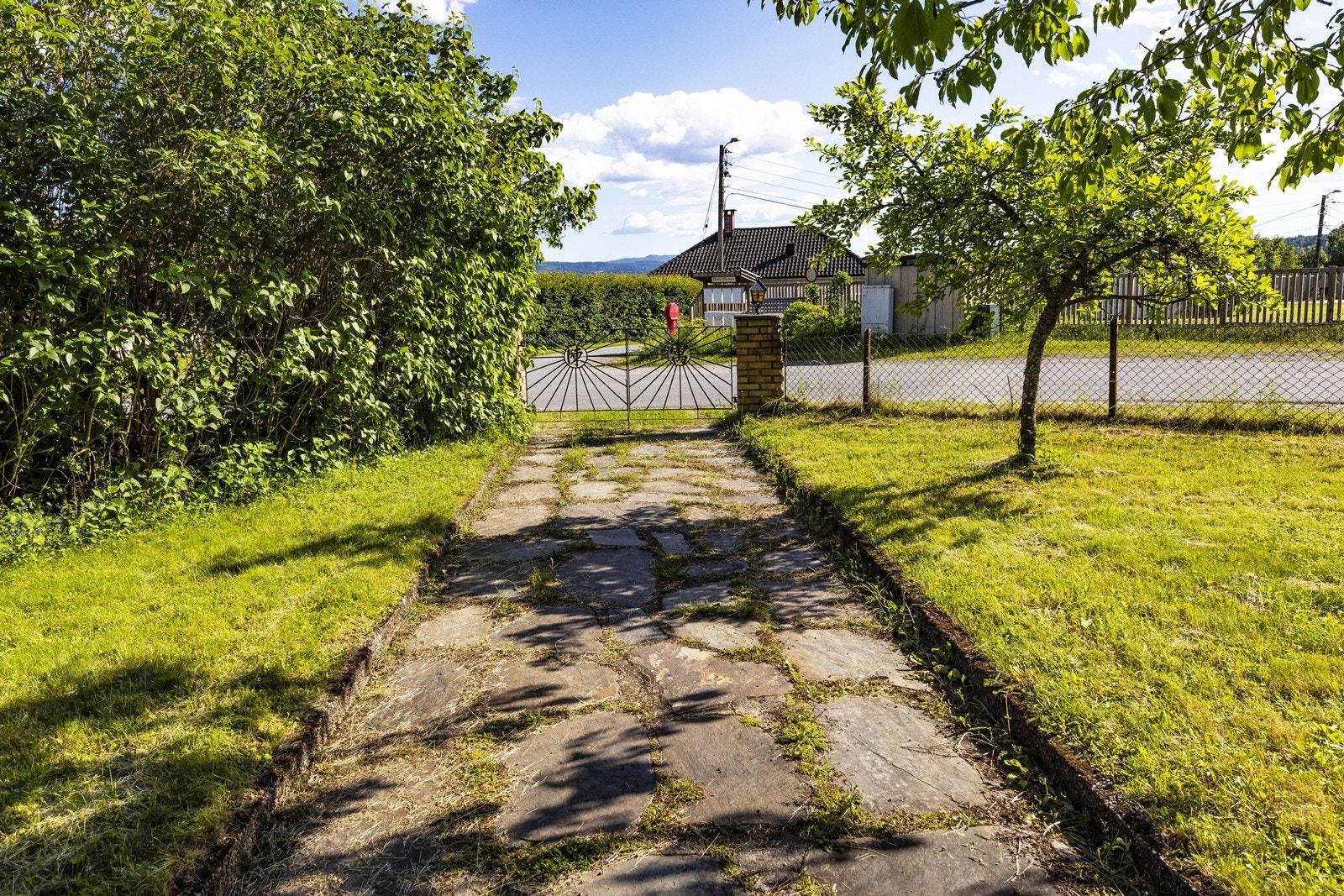 Adkomst til eiendommen via en gangsti med skiferheller. Galleribilde