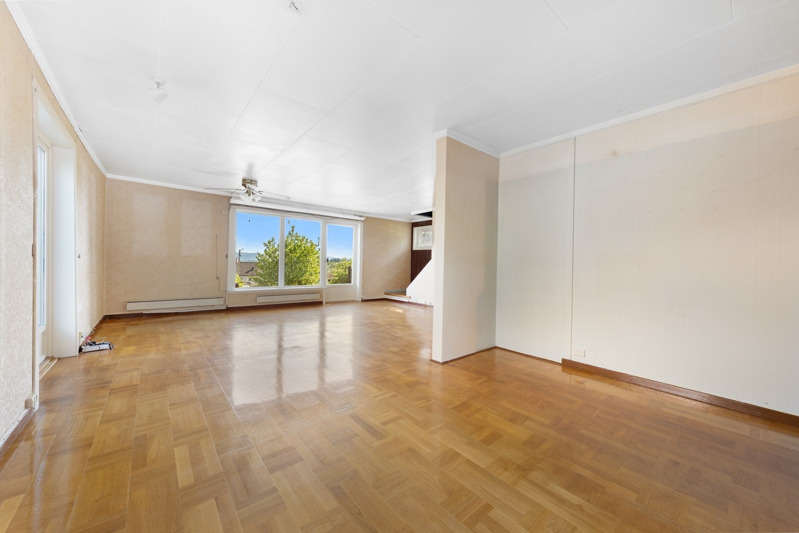 Stor stue med god plass til både sofagruppe og spisebord. Galleribilde