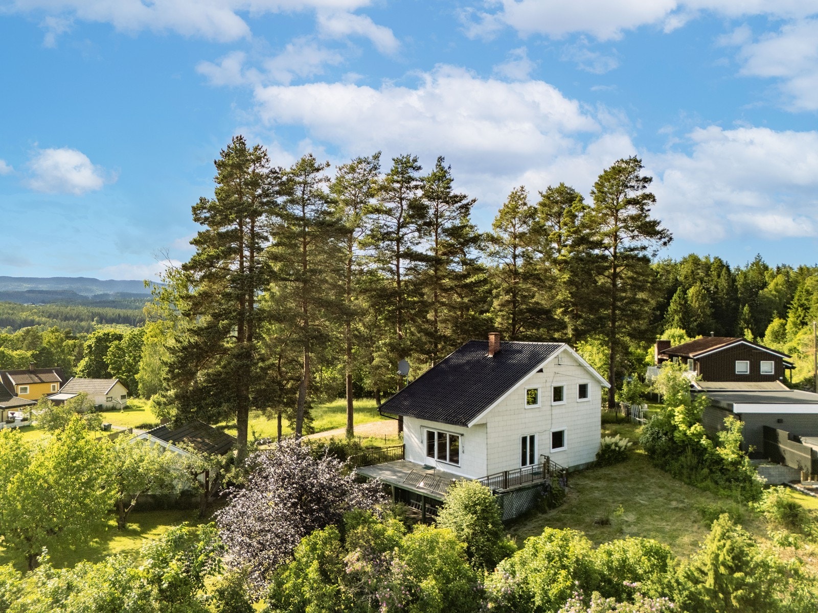 Boligen ligger i et etablert og familievennlig boligområde. Galleribilde