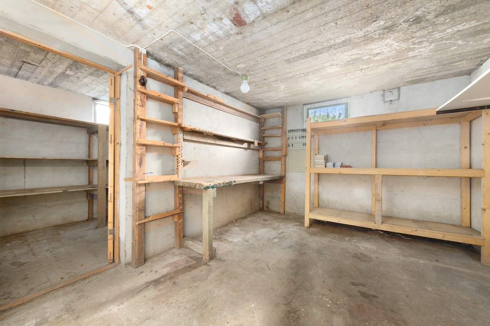 Kjelleren har rikelig med lagringsplass i to boder. Galleribilde