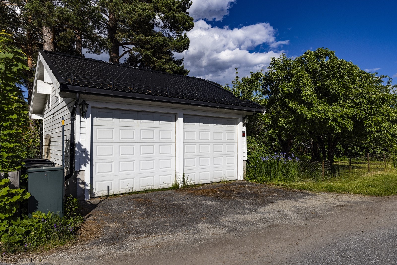Dobbelgarasje på 37 m² bygget i 1982. Garasjen har innlagt strøm og to leddporter med automatisk åpner. Galleribilde