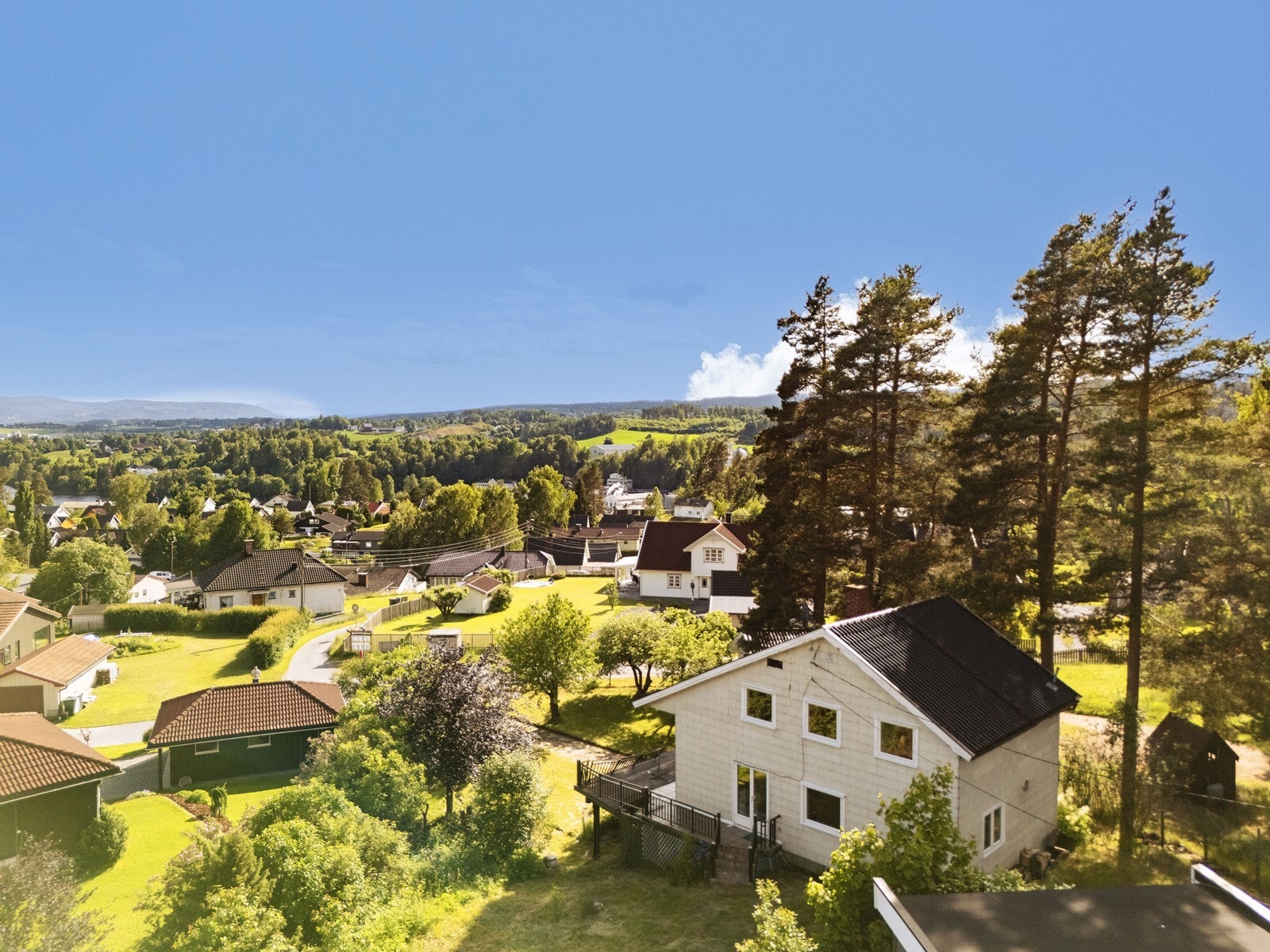 Fra eiendommen er det god utsikt over nærområdet. Galleribilde