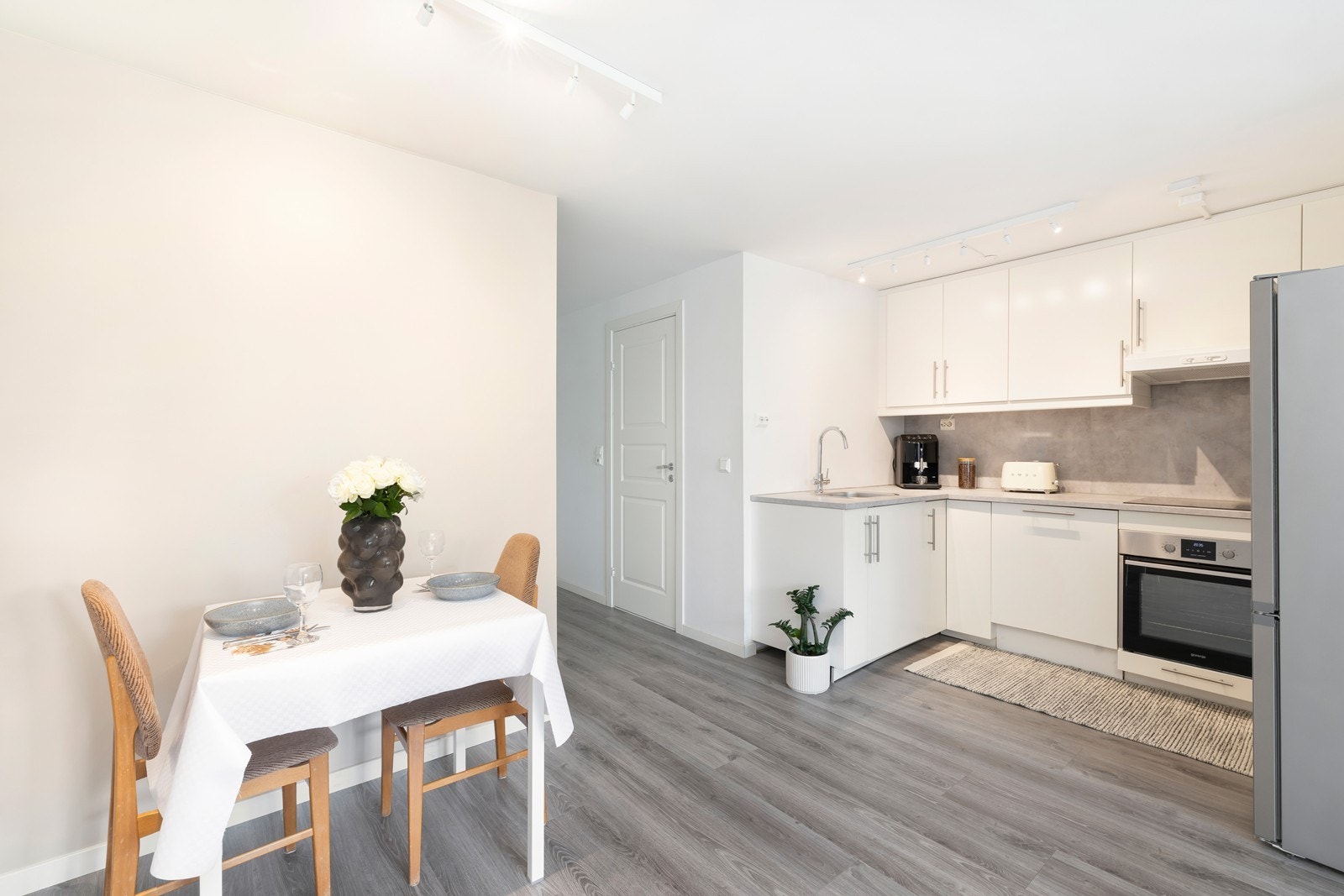 I den åpne stue/kjøkkenløsningen har god plass til både en sofa- og en spisestuegruppe, samtidig som du har et romslig kjøkken. Galleribilde