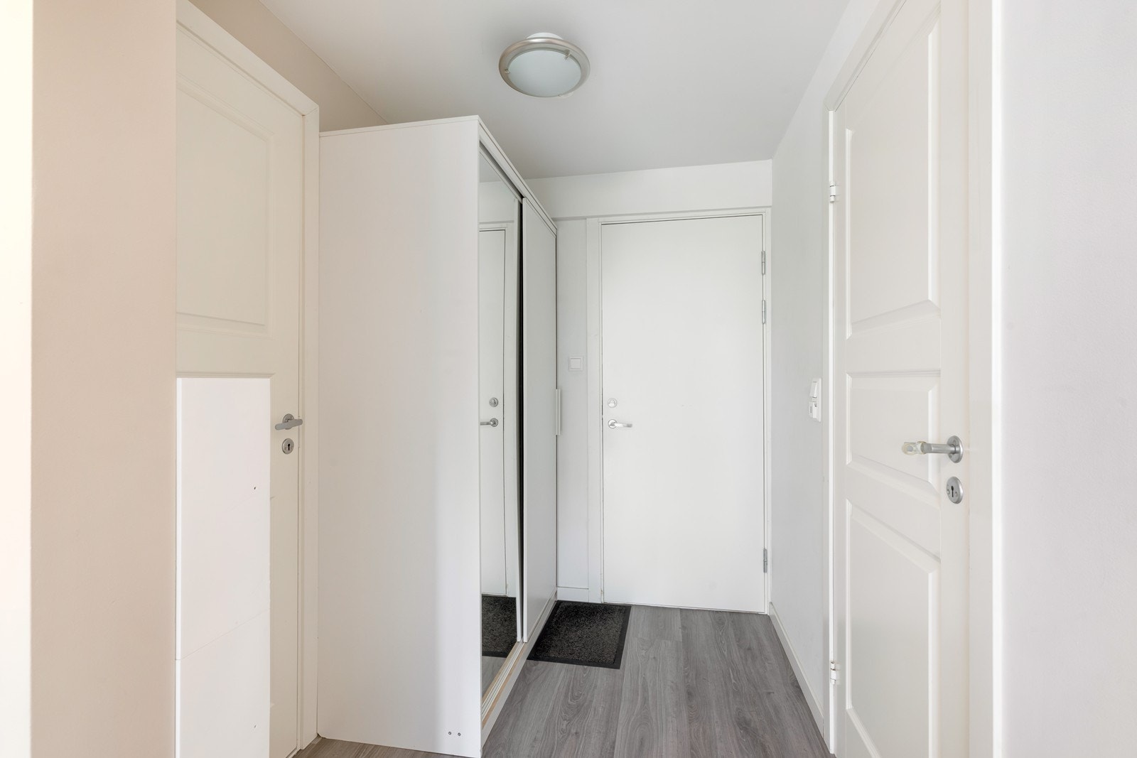 Gang med romslig garderobe. Galleribilde