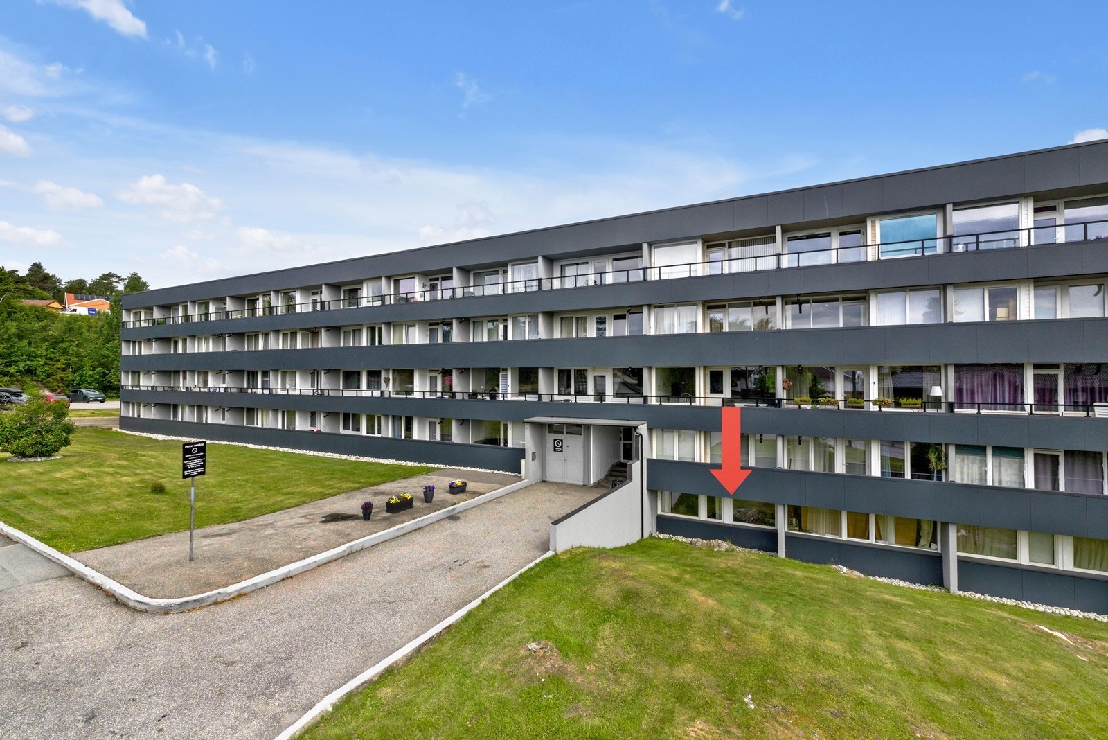 Flott 2- roms eierleilighet med fast parkeringsplass på fellestomt. Arealeffektiv planløsning. Galleribilde